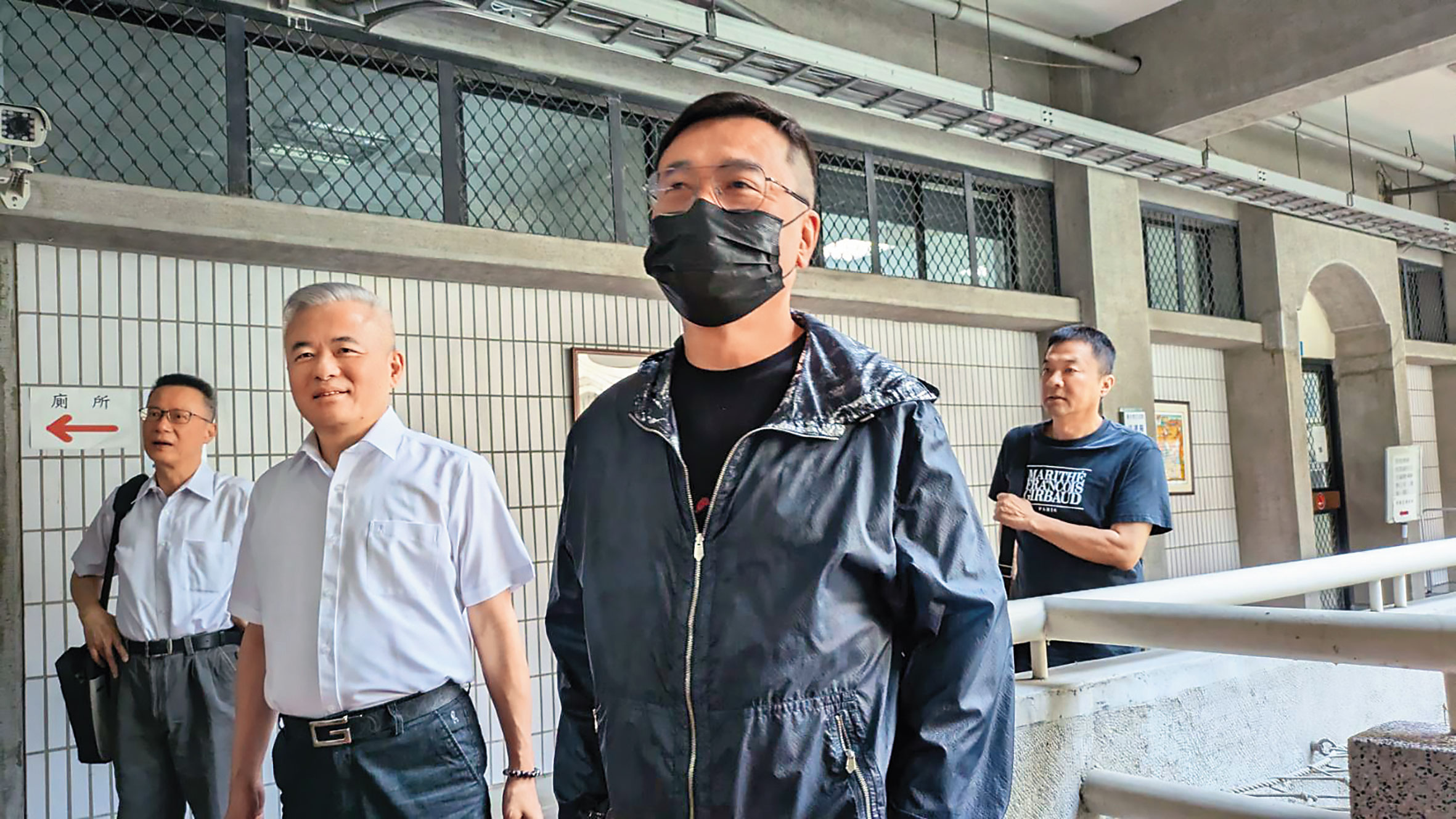 九州博弈案傳喚證人，被告陳政谷為了解案情前往旁聽。