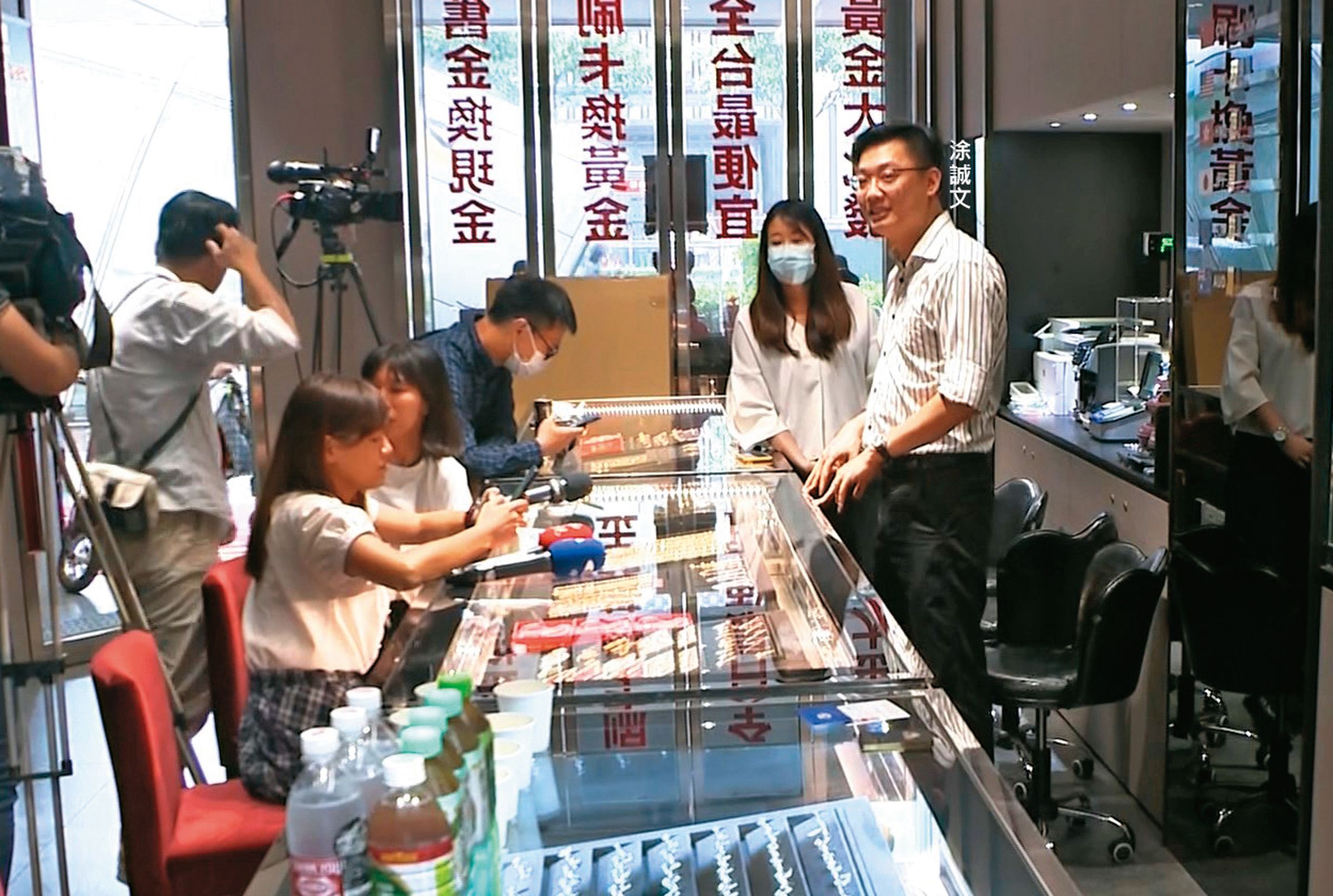 睿森銀樓負責人涂誠文因涉地下匯兌遭判5年並限制出境,另涉洗錢地下匯兌百億元遭查辦,卻已不知去向。(東森新聞提供)