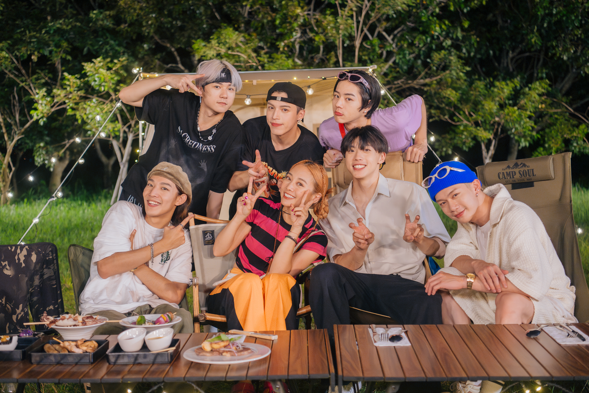 鬼鬼跟著Ozone六位團員到台中出外景。（寬想國際娛樂提供）