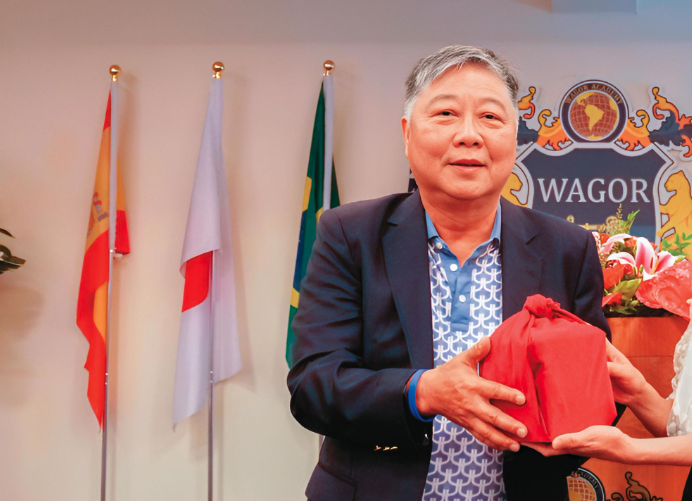 金錢豹創辦人袁昶平近年興學、辦報，並進軍職籃，有意扭轉形象，仍因涉逃漏稅遭收押禁見。（翻攝葳格高中官網）