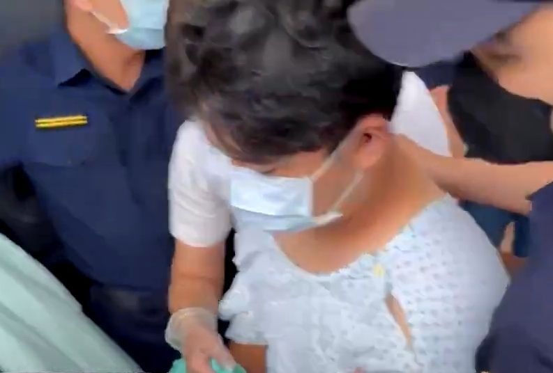 「3刀男」赤腳進警局！1周前在高雄買刀，媽媽「不知會犯案」母子抱頭痛哭。（翻自《鏡新聞》畫面）