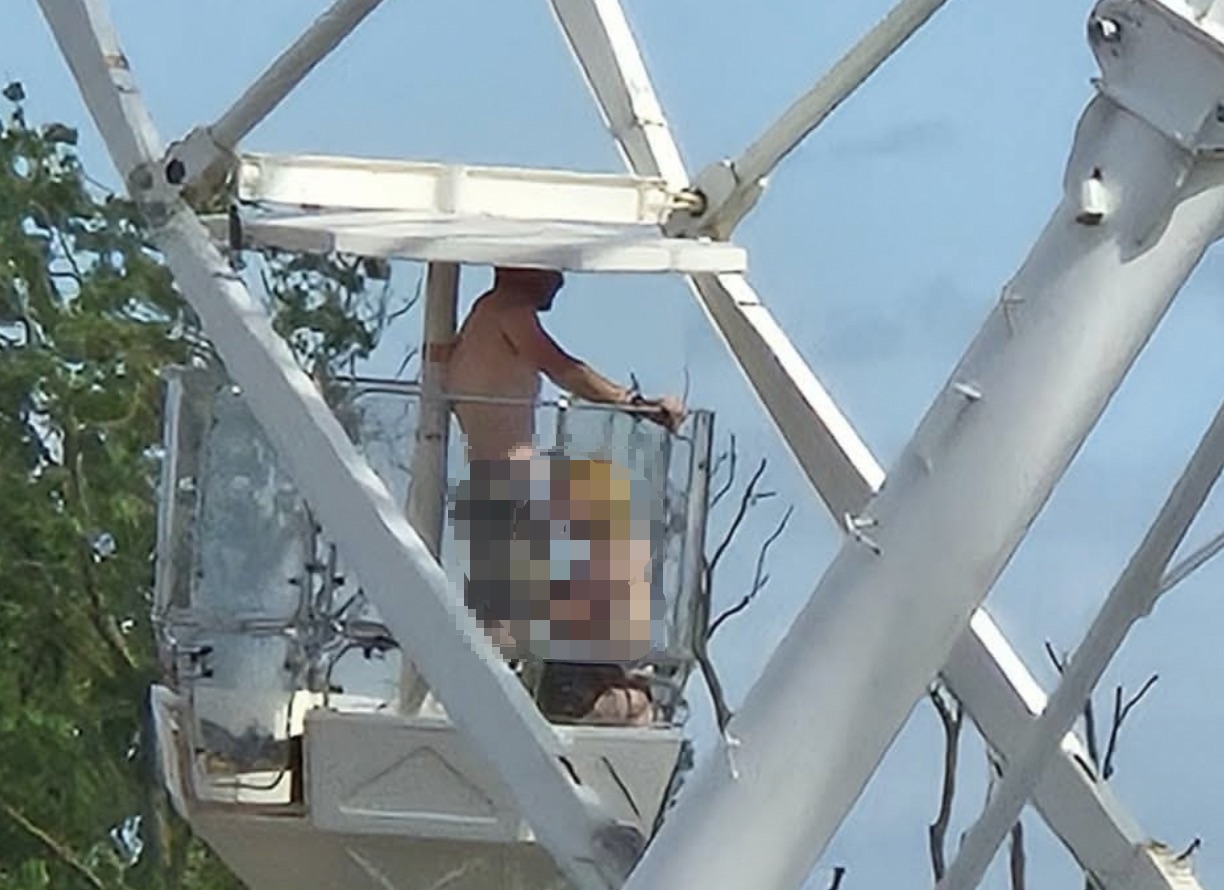英國男子在音樂節摩天輪上當眾與女子發生性行為,過程全被民眾拍下並在網路上瘋傳。(翻攝自X@Dommmmy69)