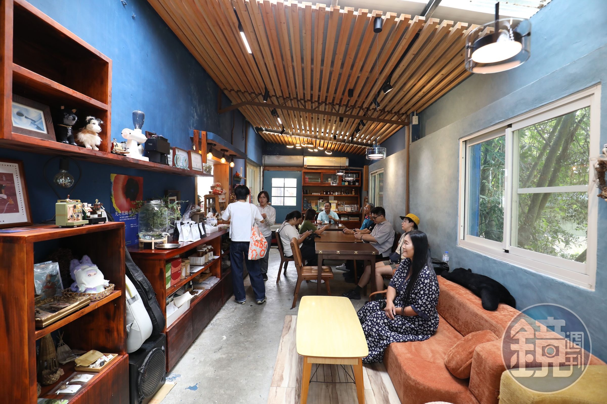 咖啡店由鄉村老屋改建而成,大面採光將池上稻田、山雲景色與光影變化引入室內。