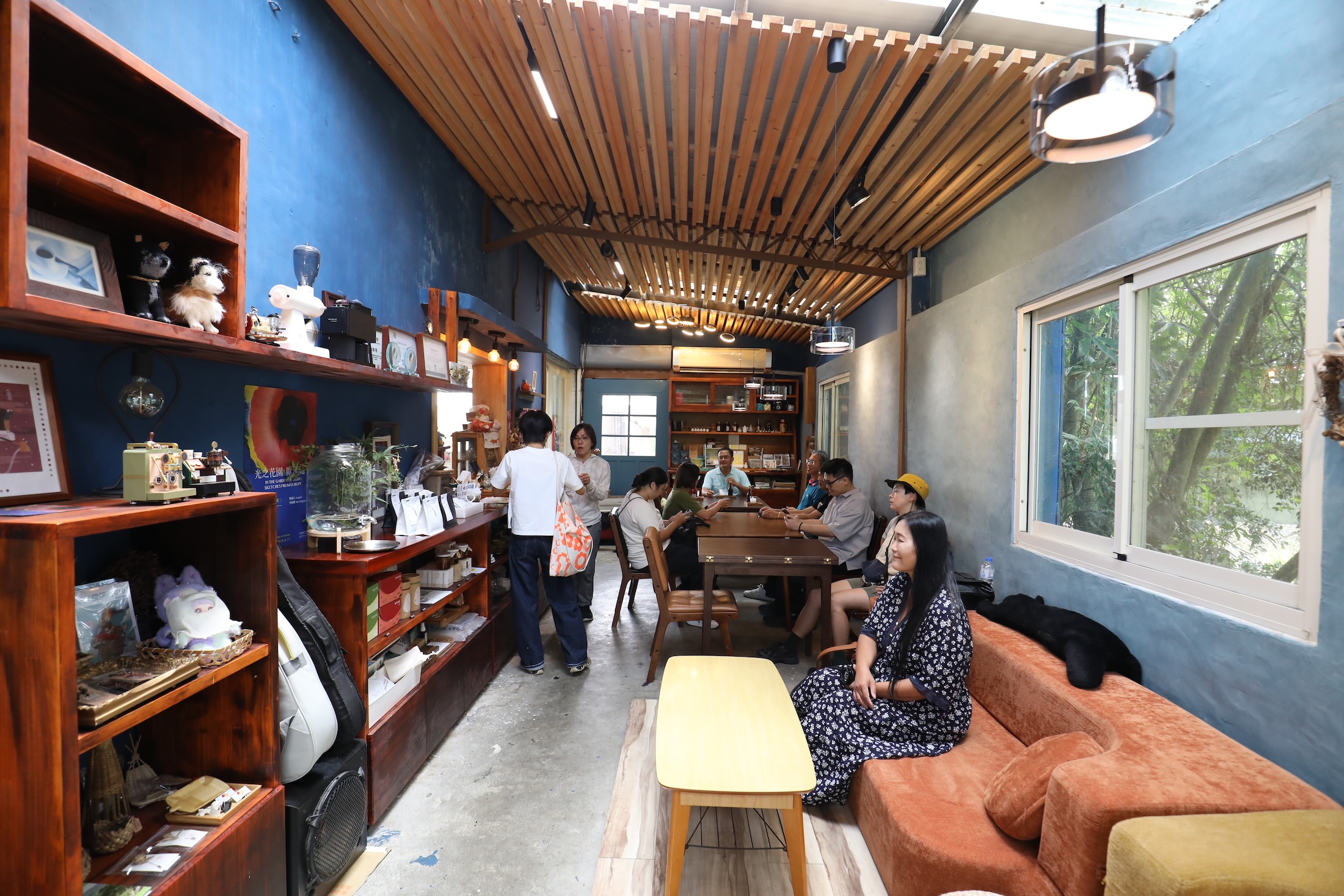 咖啡店由鄉村老屋改建而成,大面採光將池上稻田、山雲景色與光影變化引入室內。