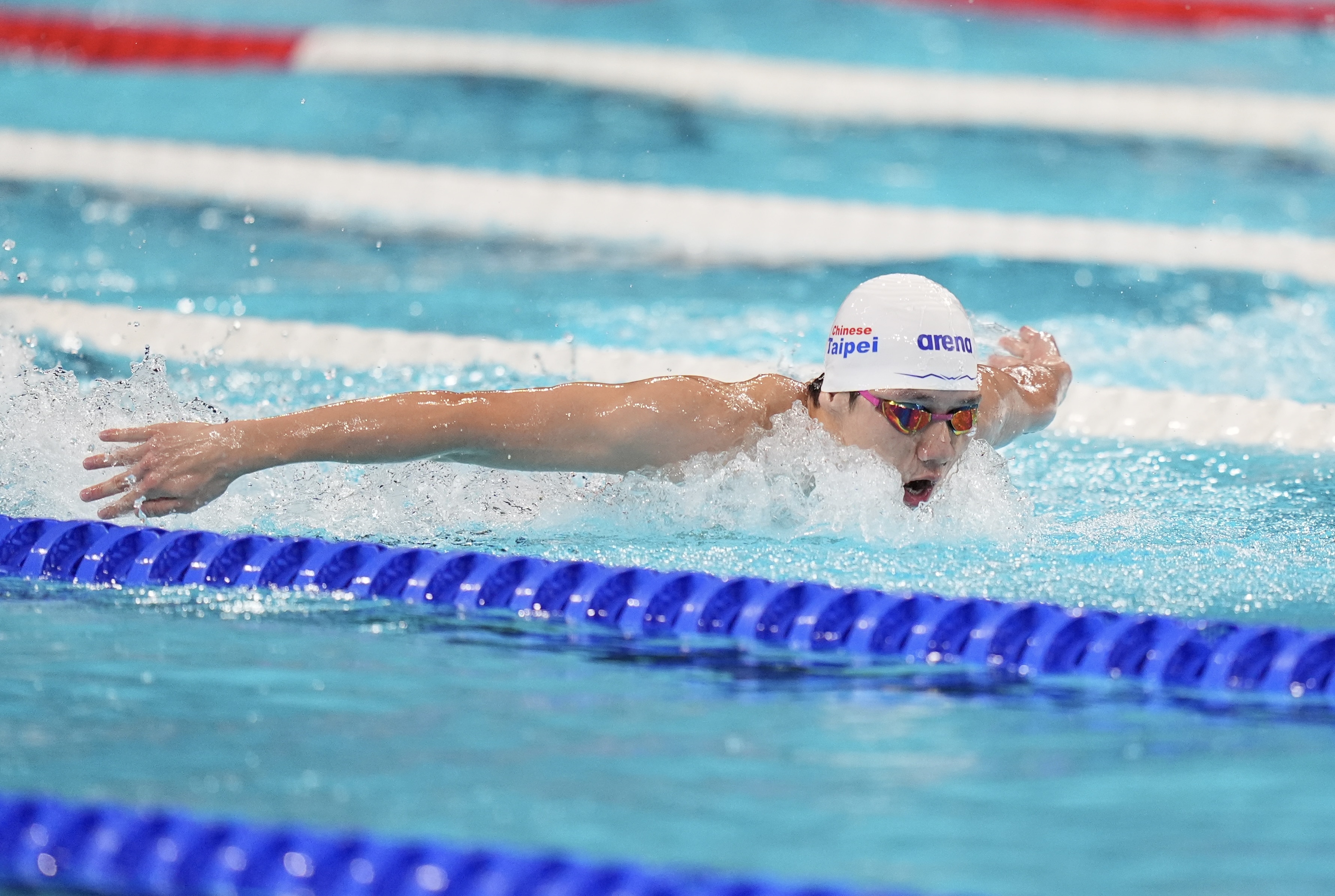 「台灣蝶王」王冠閎出戰男子200公尺蝶式準決賽，游出1分55秒07成績，雖無緣挺進最終決賽，不過此成績仍為本屆的「亞洲第一」。（中華奧會提供）