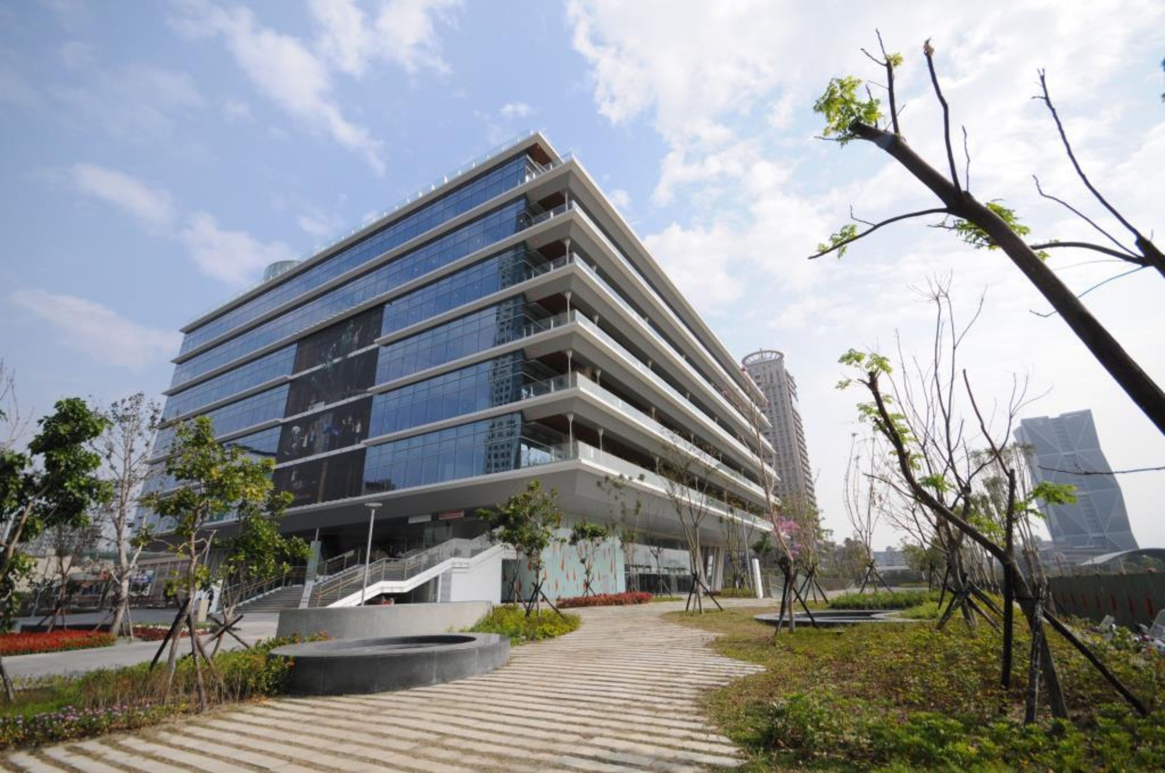 高雄市立圖書館疑似淪片場,緊急回應了。(翻攝高雄市立圖書館官網)