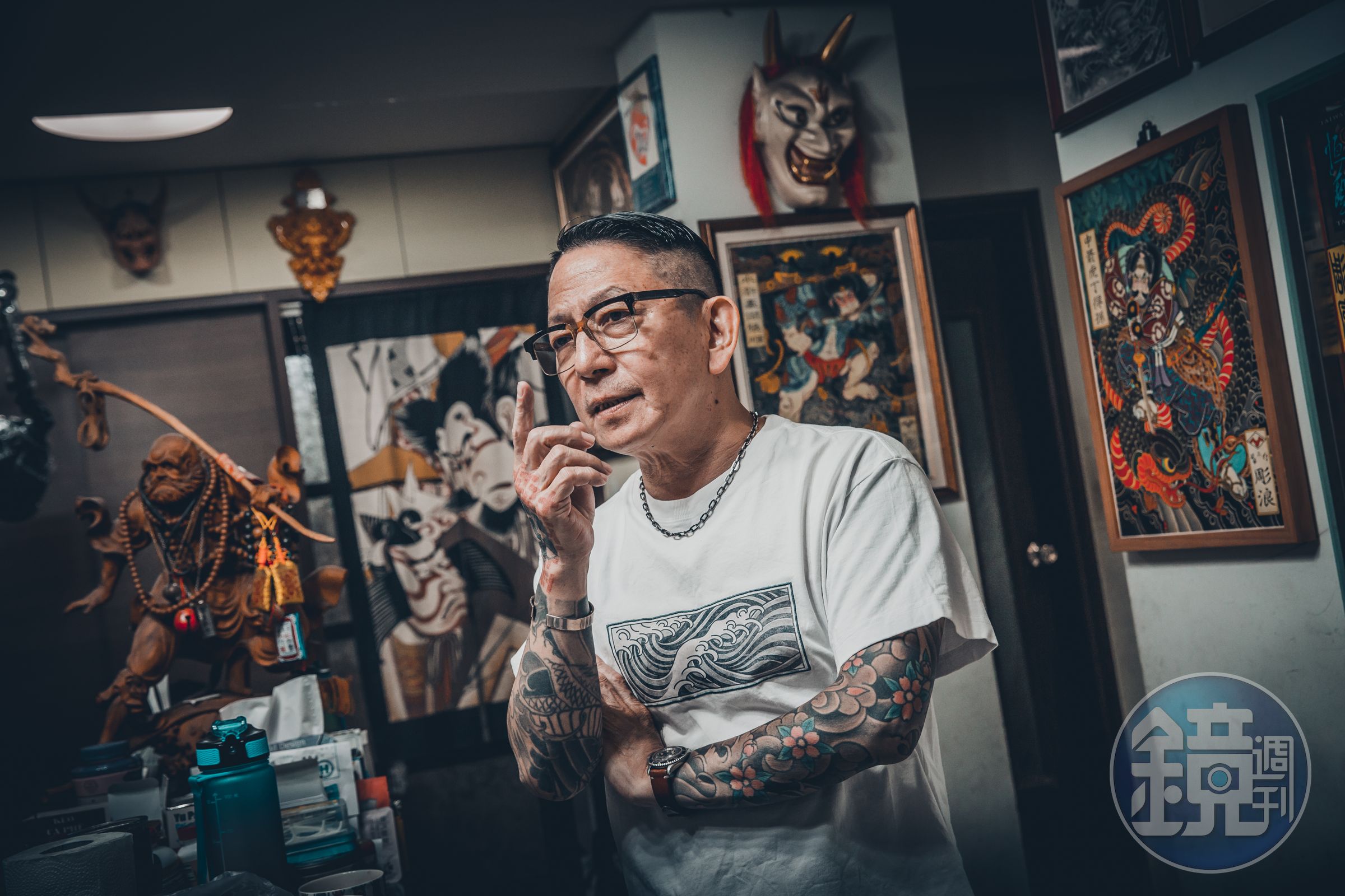 刺青超過40年的富哥，擅長日式傳統風格，並融入台式廟宇元素，在業界屬教父級刺青師。