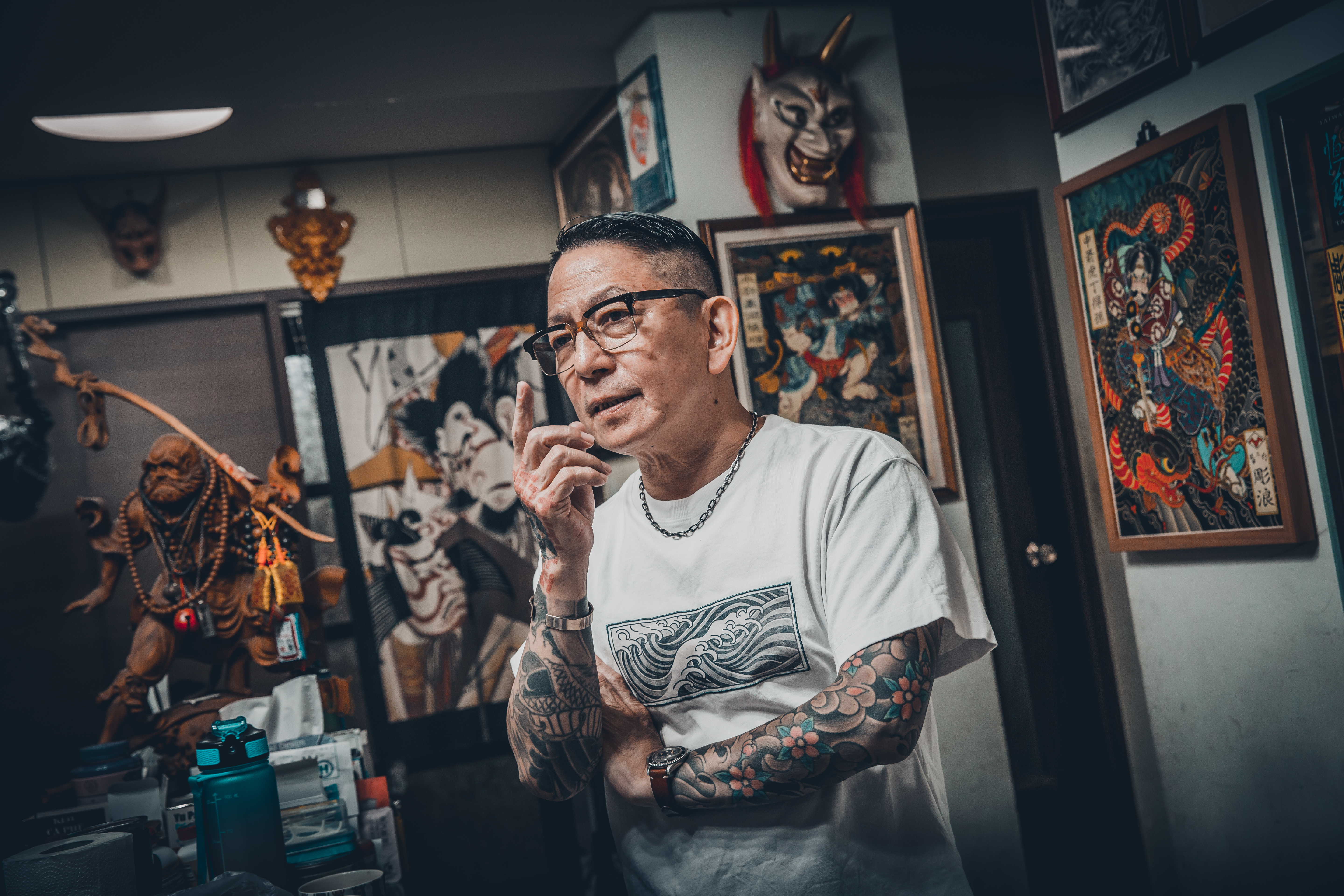 刺青超過40年的富哥，擅長日式傳統風格，並融入台式廟宇元素，在業界屬教父級刺青師。