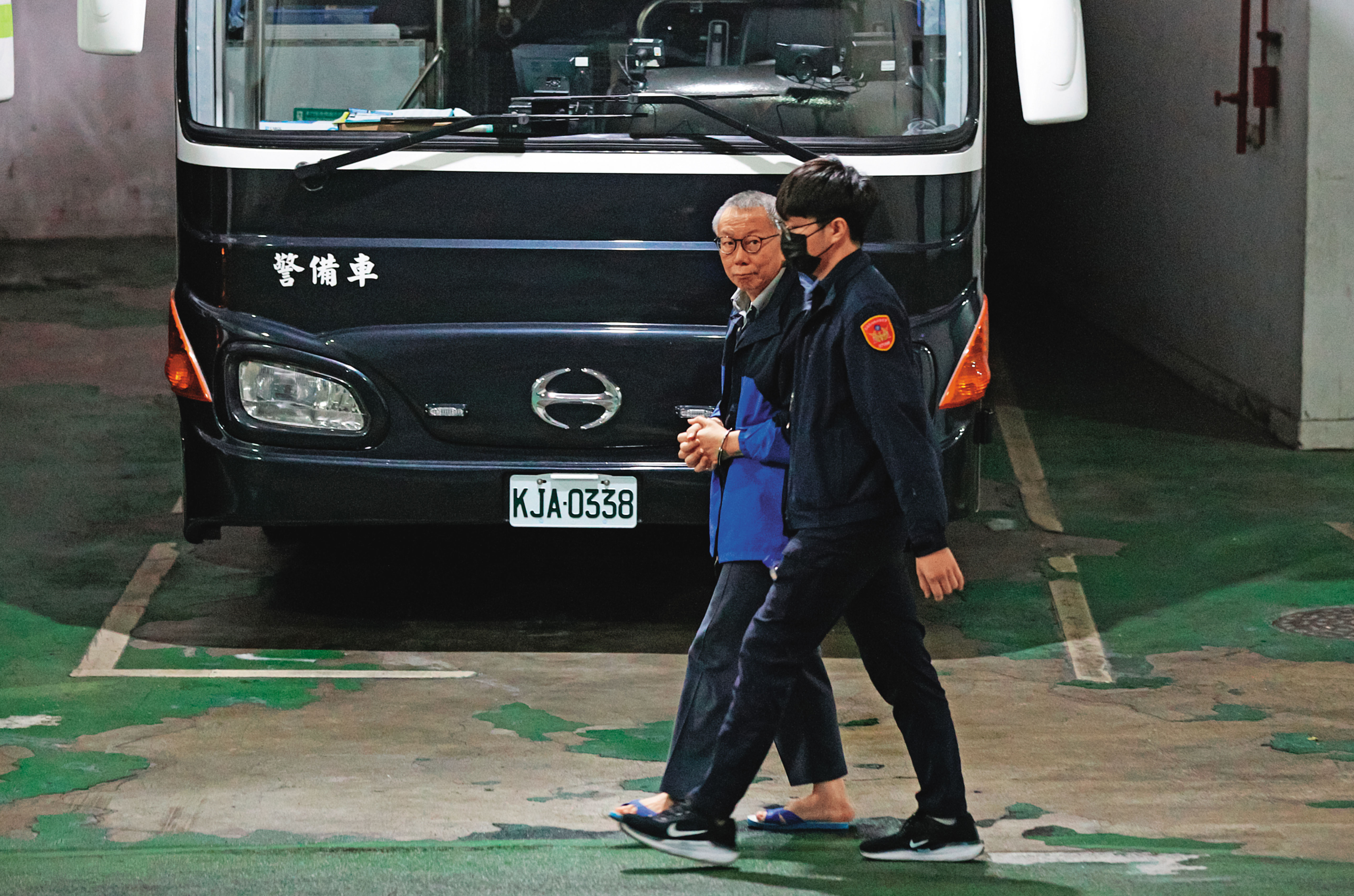 柯文哲遭起訴前再遭提訊，原本理光頭的柯文哲已長出灰白頭髮。