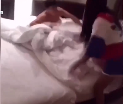 女帶閨密去捉姦，床上棉被一掀！「小三」讓她超崩潰。（翻自《黑料網》）
