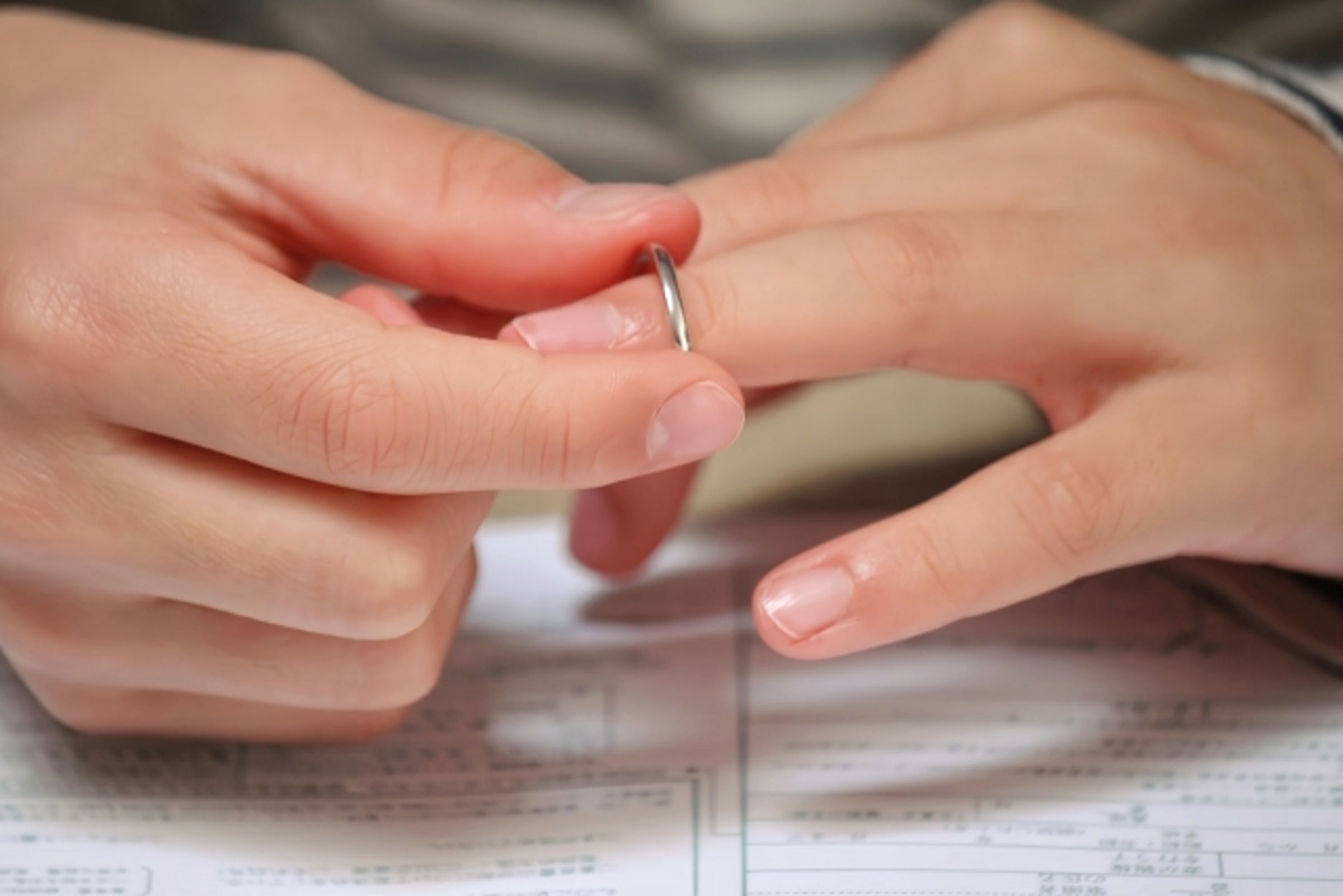 中國一名新婚人妻結婚當晚聽到婆婆列出的4點奇葩家規,馬上提出離婚。(示意圖,photoAC)