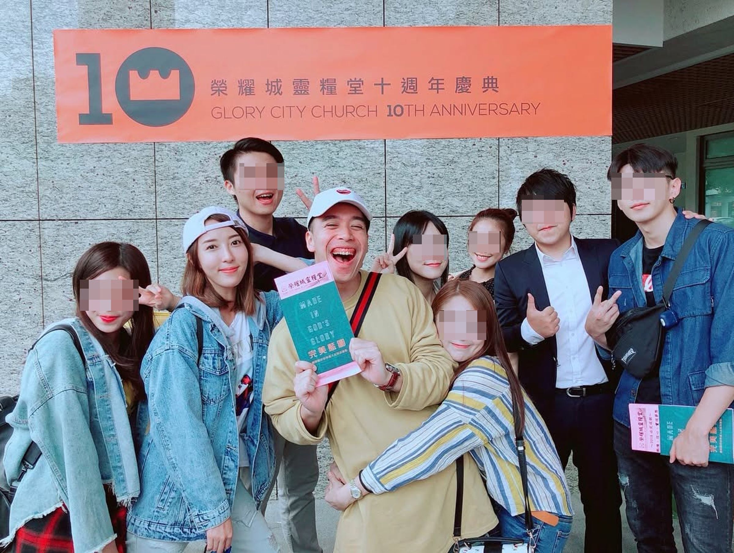 五熊（左二）曾是台北榮耀教會活躍成員，但作風惹議，後來也離開，如今出事慘被切割。左四為無尊。（翻攝自蔡頤榛IG）