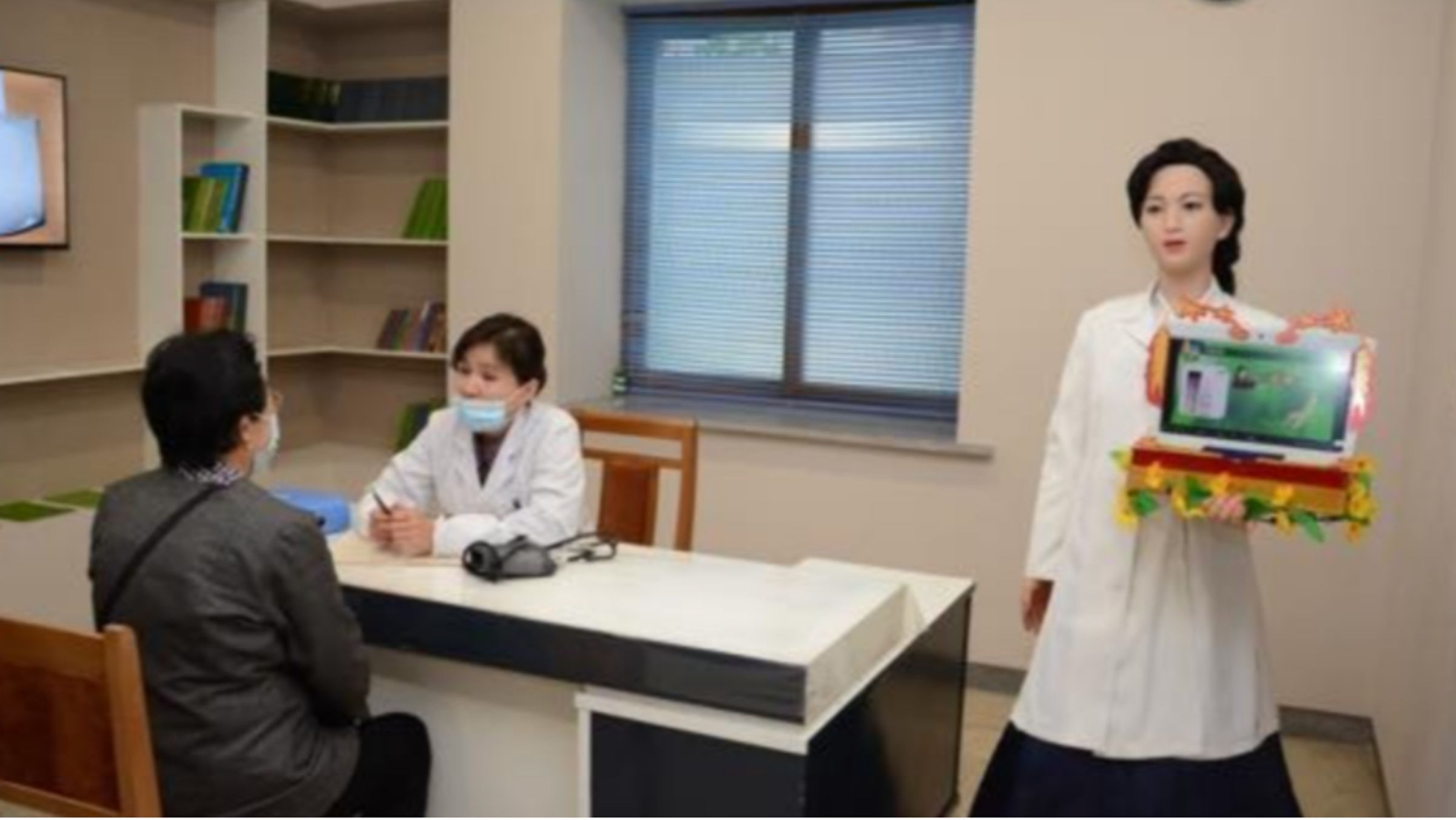 北韓媒體稱AI機器人已在平壤藥局上工，但畫面中卻只是「假人抱筆電」，引發真實性質疑。（翻攝自朝鮮新報）