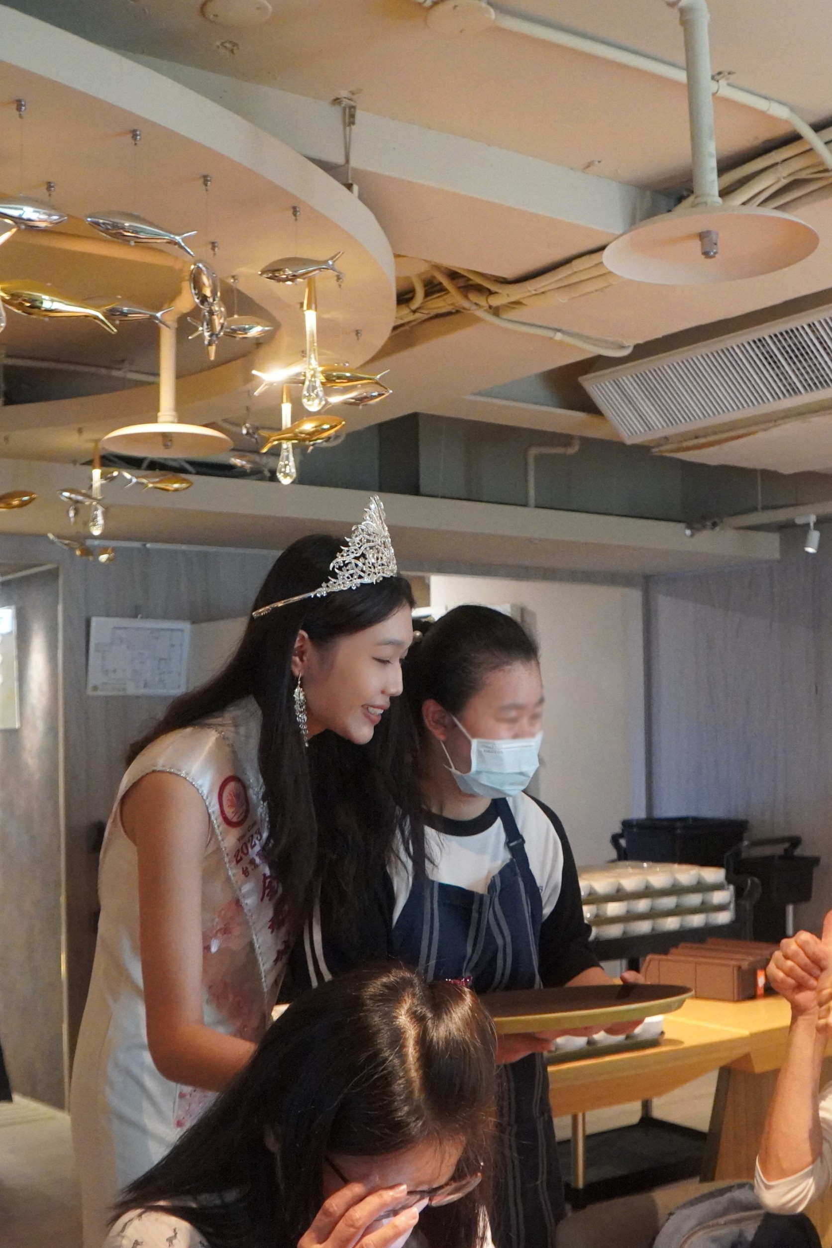 城市小姐和特教生一起服務上餐。(泛美國際文教基金會提供)