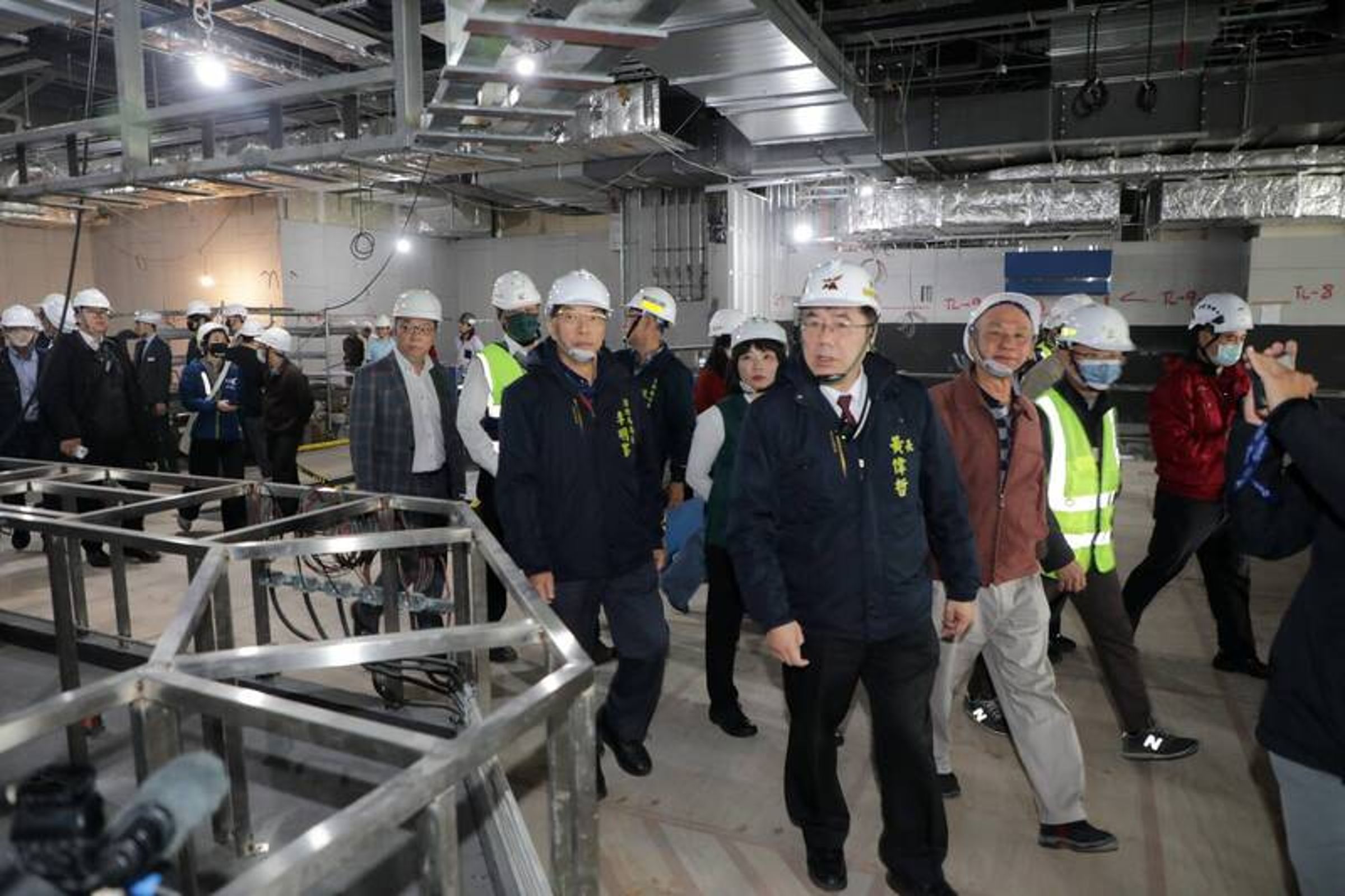 台南市長黃偉哲視察新光三越台南新天地,當場抓包沒有裝設氣體偵測器。