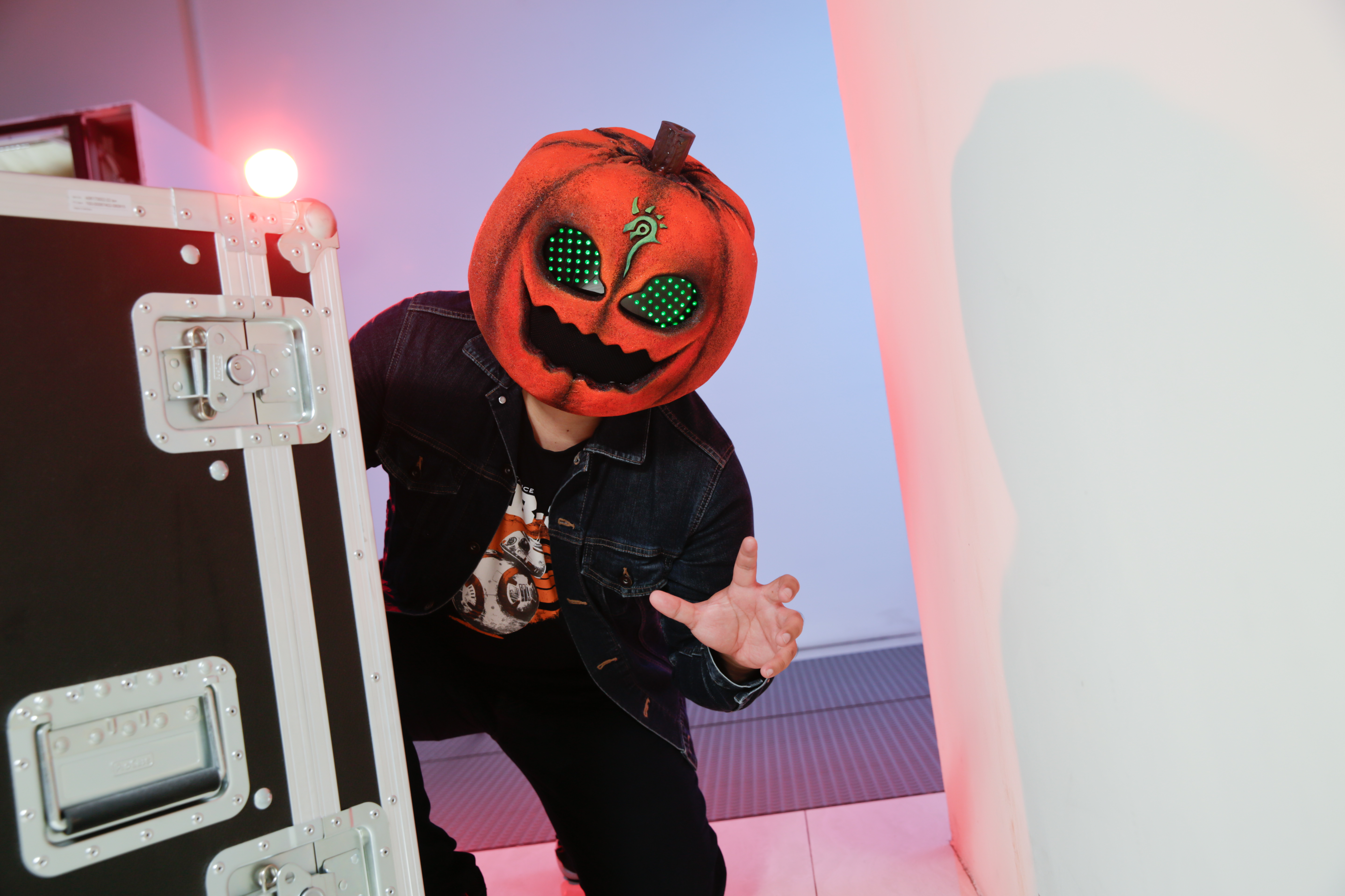 伍薰近期多以「南瓜社長」形象現身，《水都物語》故事衍生自他年輕時的夢想。