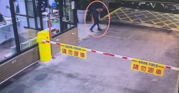 簡男行凶後身影遭到監視器拍下。（翻攝畫面）