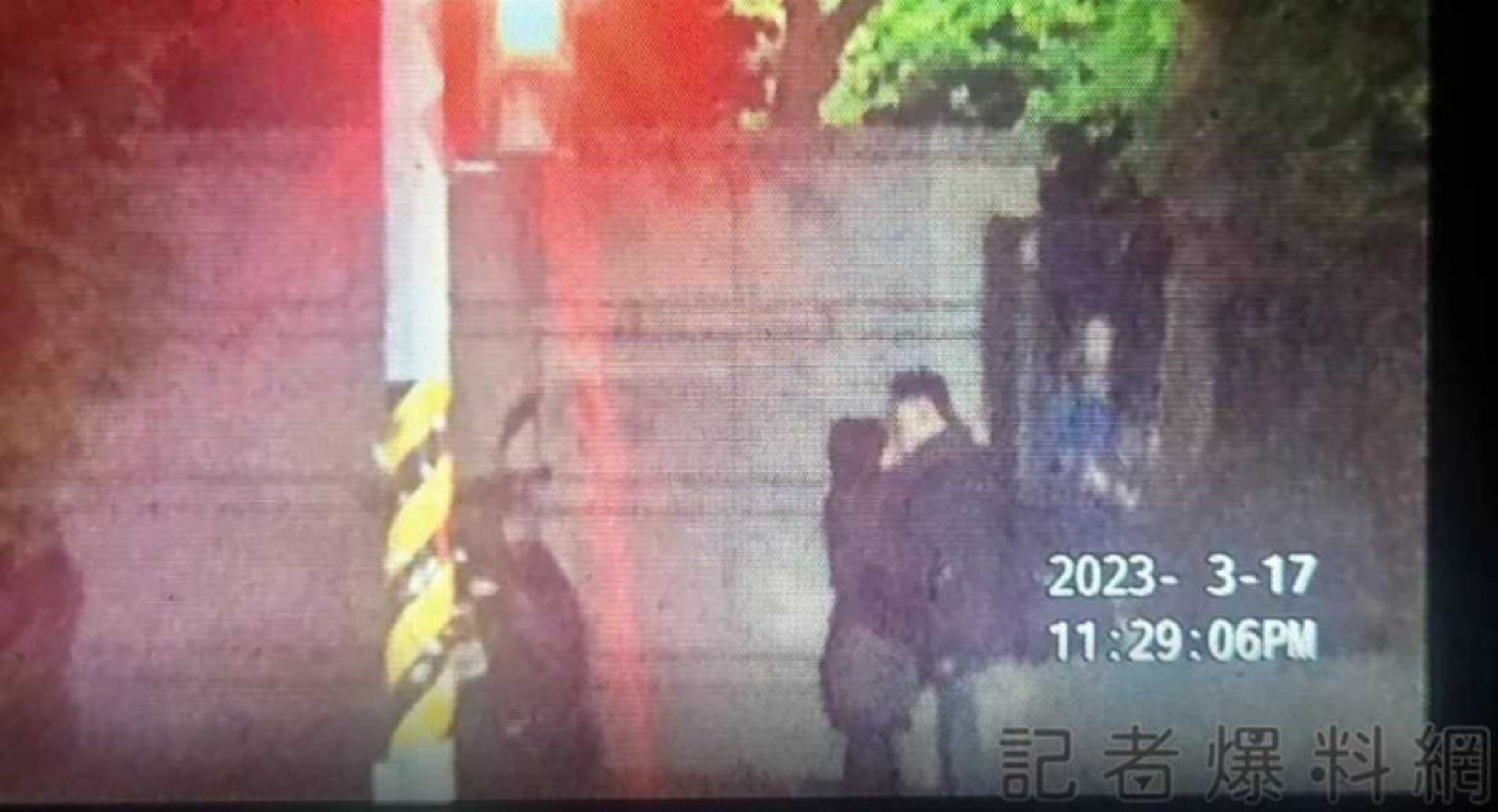 許智超爆出軌昔日同窗吳女，被妻子與丈母娘在汽車旅館抓姦。（翻攝自記者爆料網）
