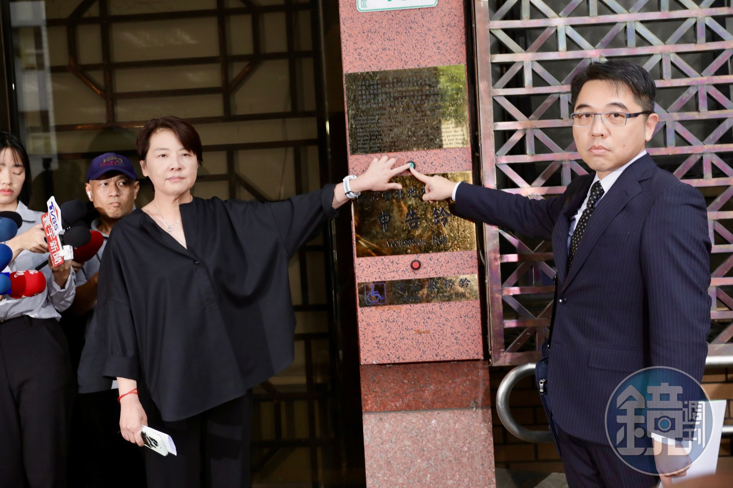 黃珊珊前往台北地檢署按鈴控告會計師端木正業務登載不實、使公務員登載不實等罪。