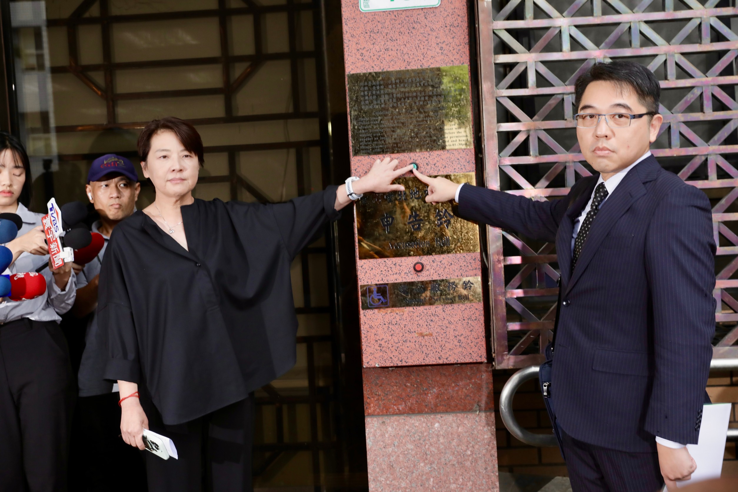 黃珊珊前往台北地檢署按鈴控告會計師端木正業務登載不實、使公務員登載不實等罪。