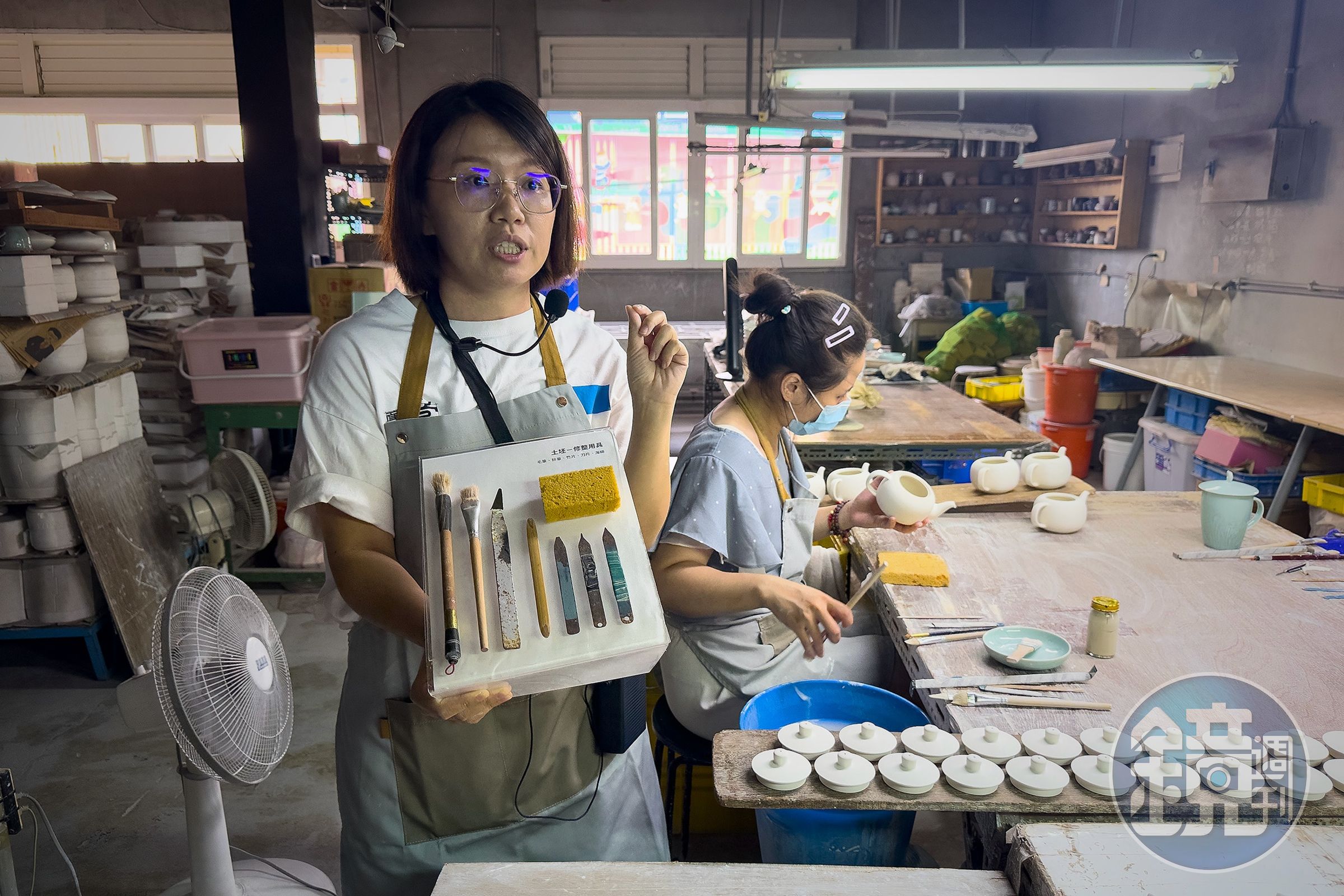 在安達窯的工廠裡,陶藝師們正專心使用不同工具修整土胚。