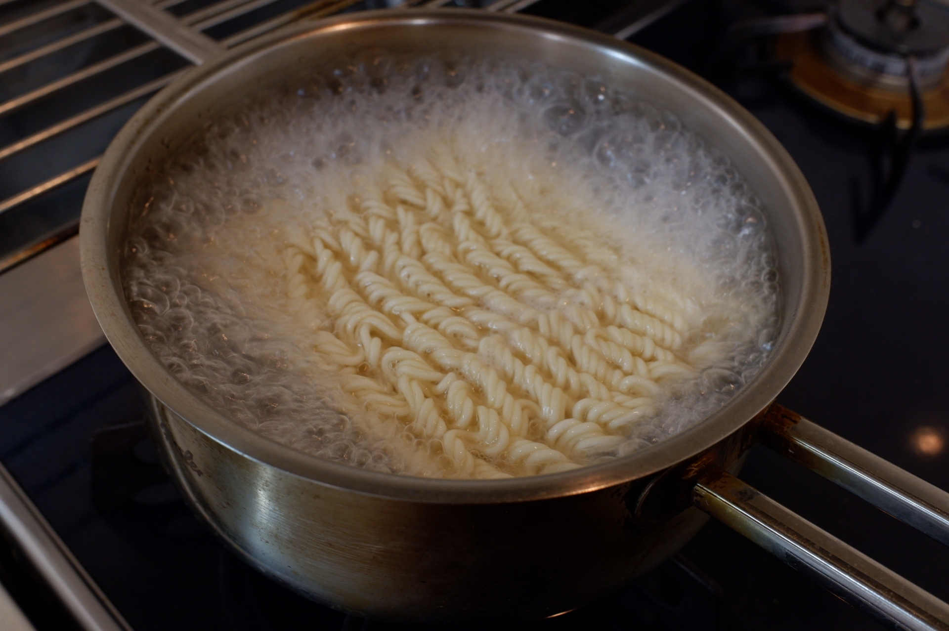 中颱「凱米」即將來襲，有些賣場的泡麵、罐頭、青菜跟飲料快被掃光。（示意圖，取自photo-AC）