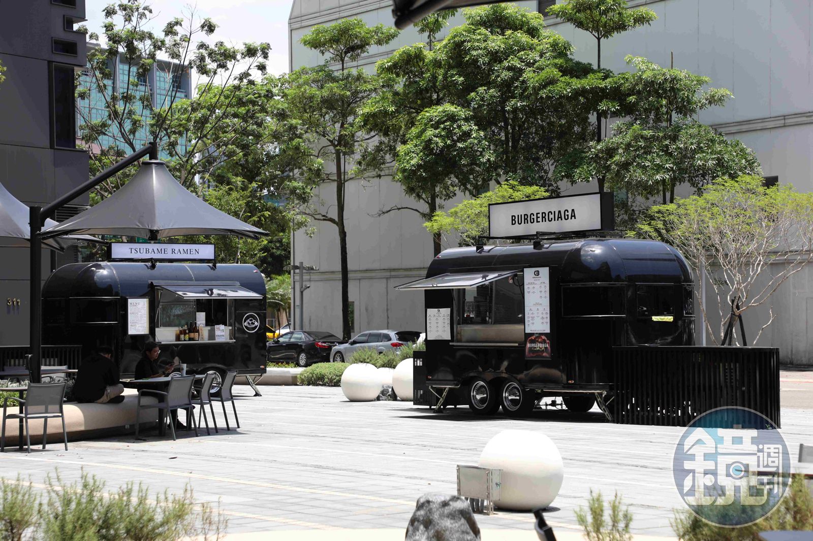 台北夏日傍晚的「偷閒」提案!春大直戶外廣場的三台黑色餐車,根本是街頭美食界的實力派偶像