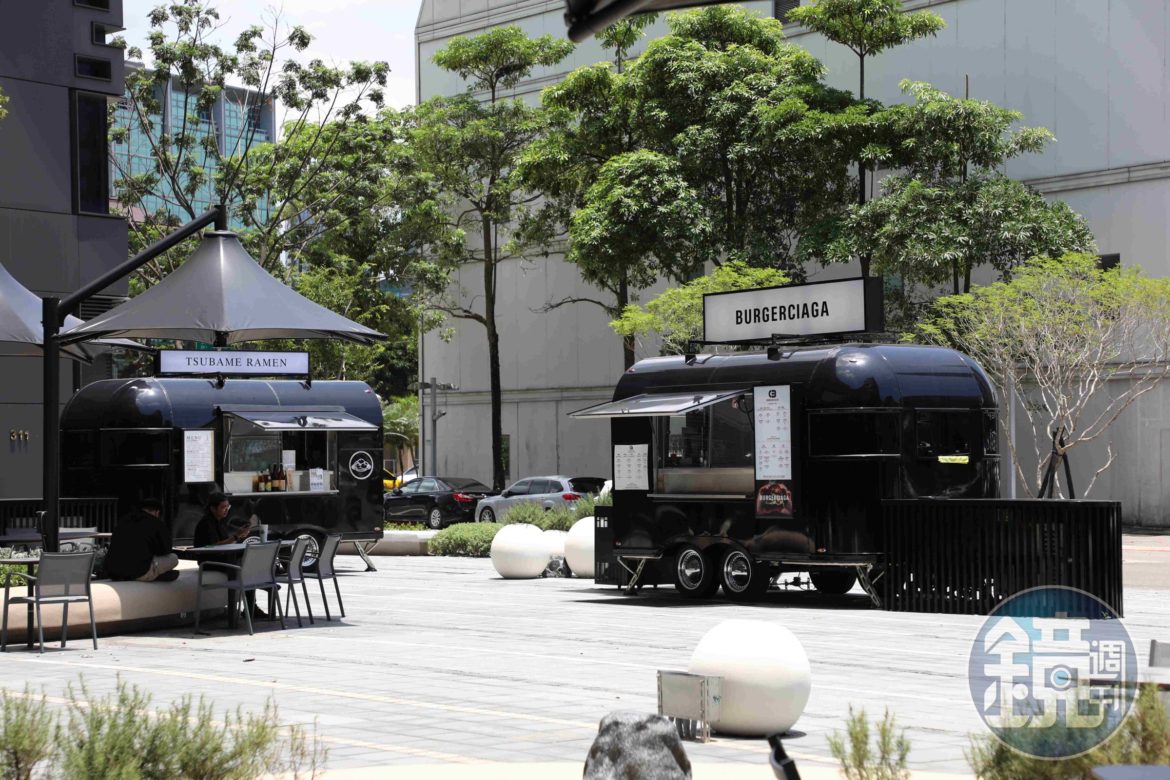 「春大直戶外廣場」引進三台餐車，如電影《五星主廚快餐車》一般，匯聚一群有夢想的年輕老闆，即使餐車中只有簡單設備，也努力端出水準頗高的美味餐食，不管想吃精品漢堡、日式屋台拉麵或燒烤，都不會失望。