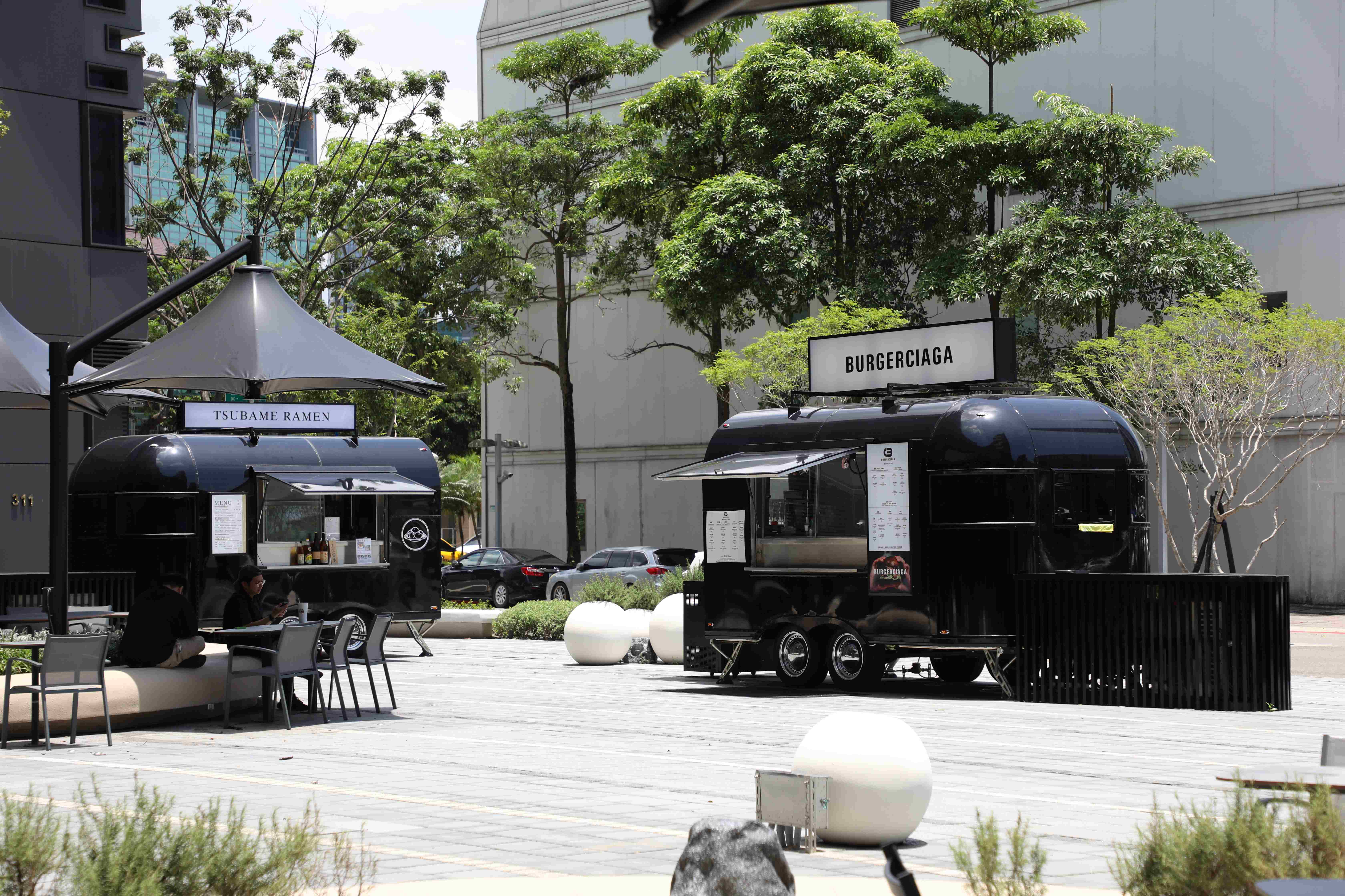 台北夏日傍晚的「偷閒」提案！春大直戶外廣場的三台黑色餐車，根本是街頭美食界的實力派偶像