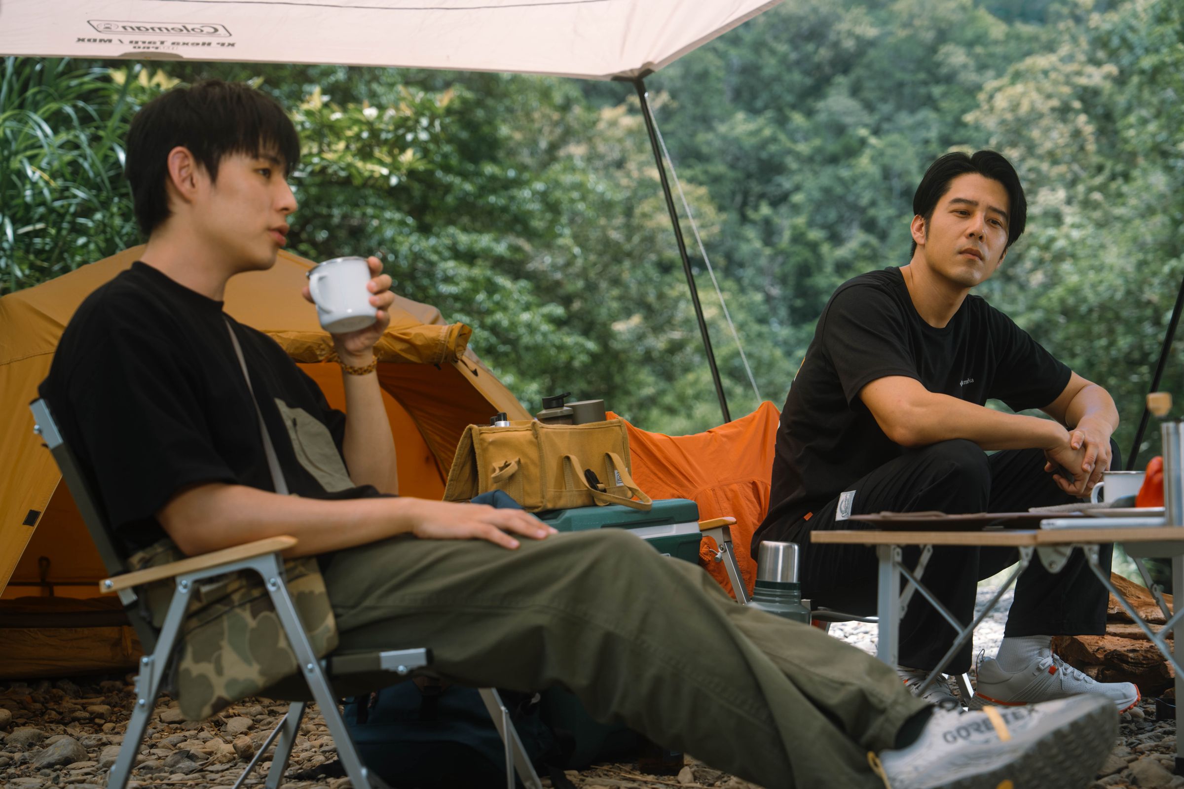 《就算一個人也可以好好的吃飯2》胡宇威(右)以代理民宿主人的身份,陪伴獨自入住的徐鈞浩。(視+)