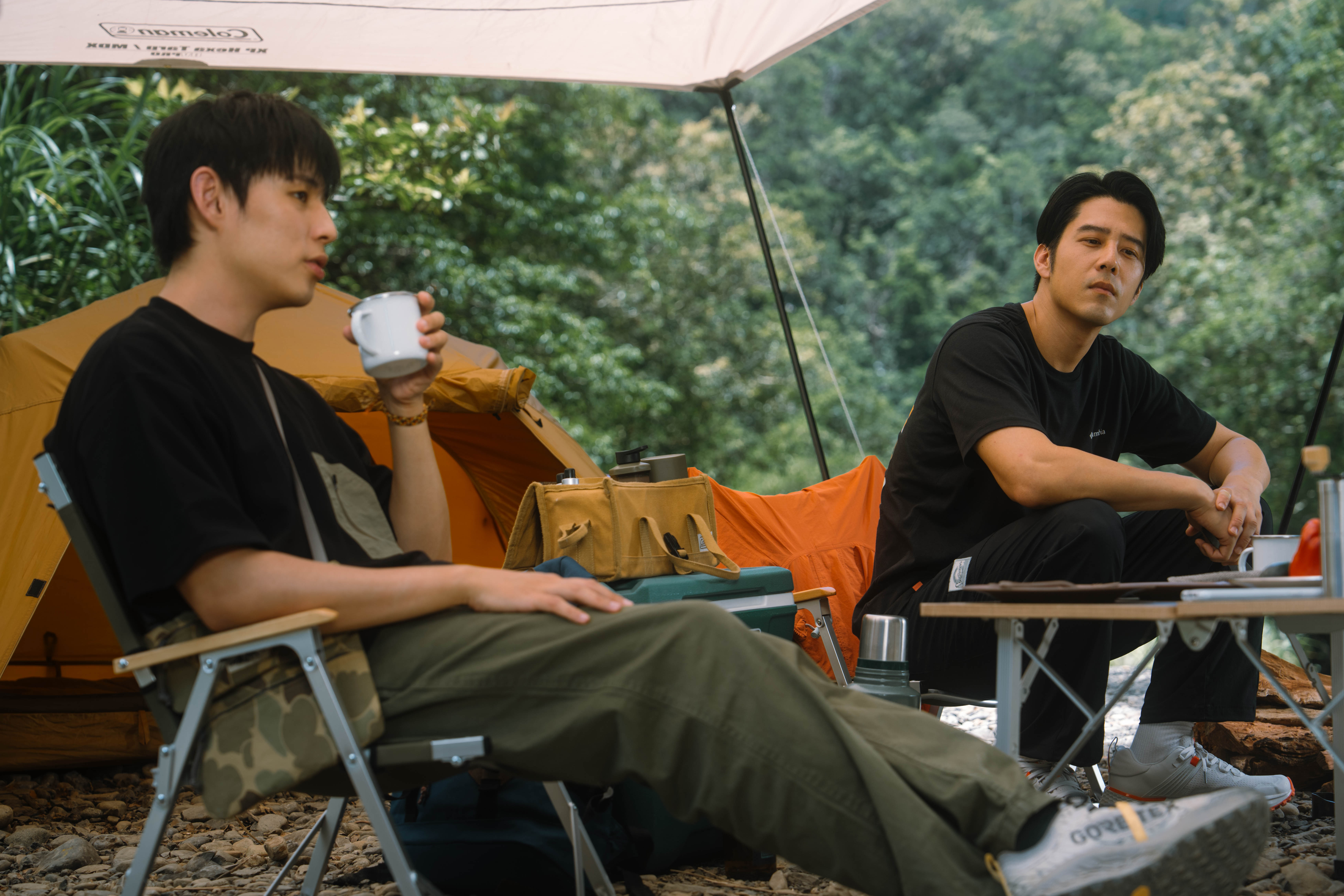 《就算一個人也可以好好的吃飯2》胡宇威（右）以代理民宿主人的身份，陪伴獨自入住的徐鈞浩。（視+）