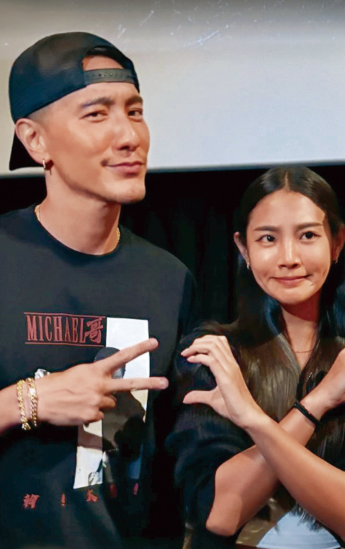 正妹YTR品子(右)想和王陽明(左)合比愛心卻失敗。該不會真相是Sunny有「板機指」,手指不能彎?(誤)