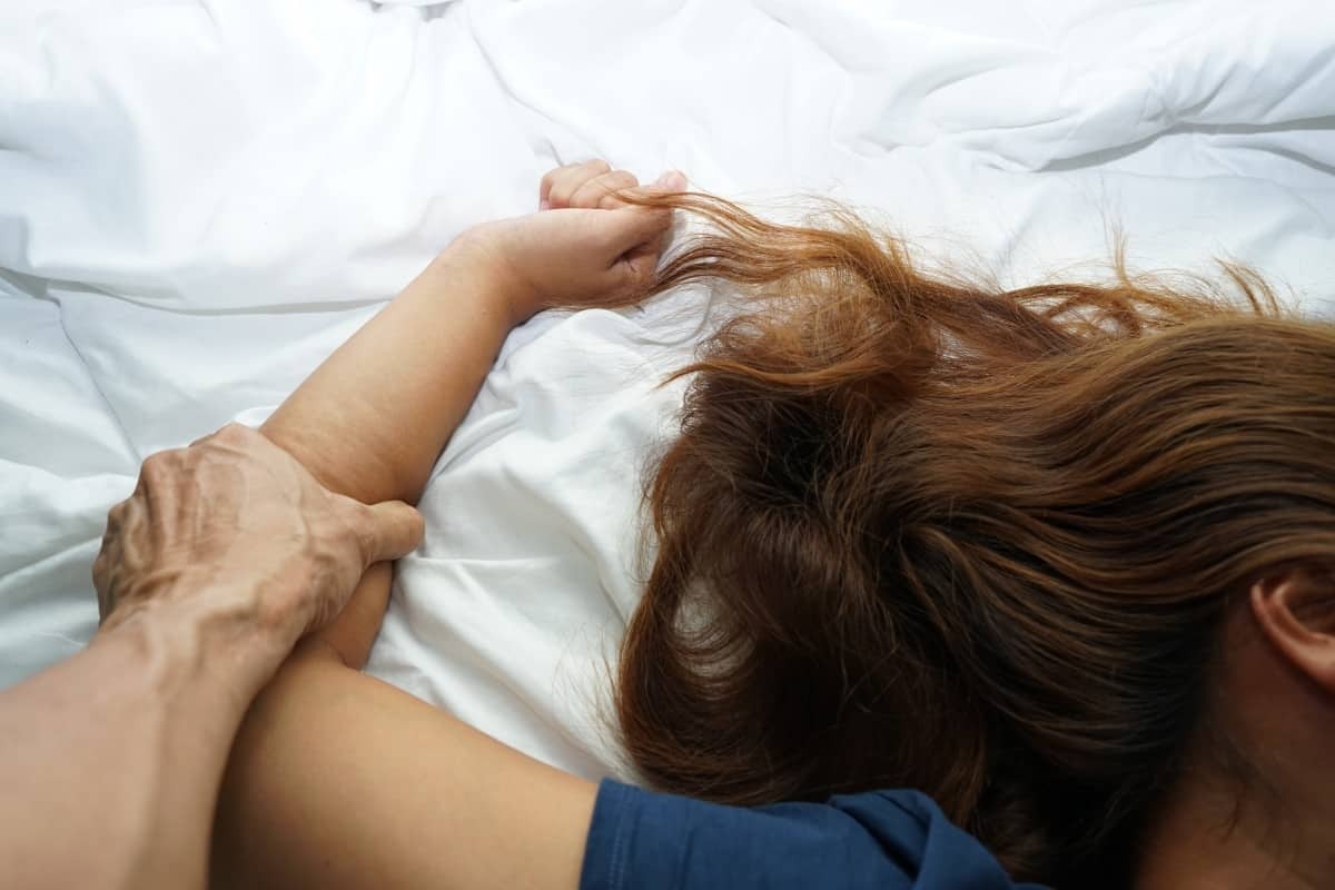 印度5惡徒假意載一程卻性侵弄死少女,還殺她父親與小姪女!全遭法院判死刑。(示意圖,翻自taylorring.com)