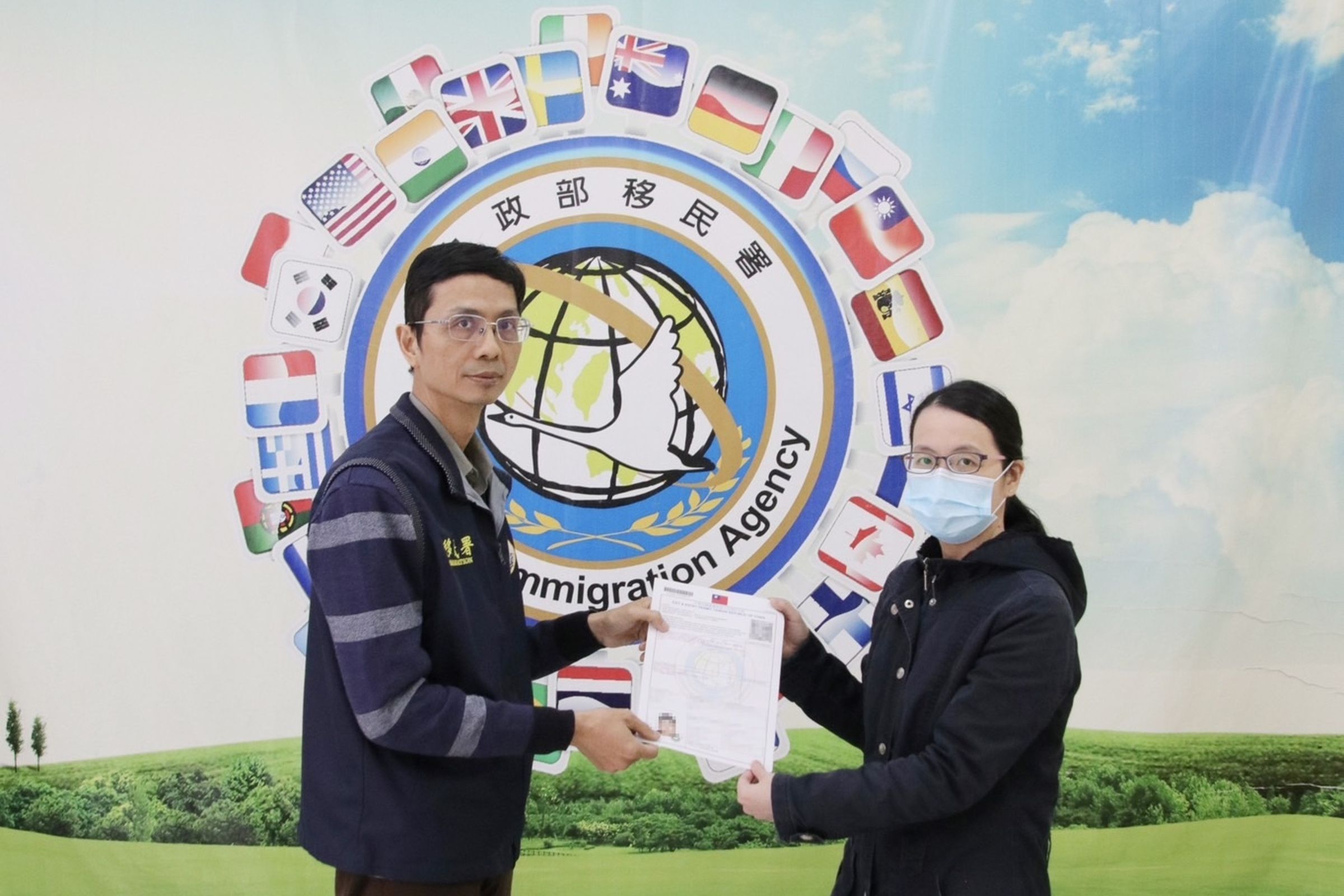移民署和政大校方緊急協助趕辦楊同學家屬來台文件,今早已轉交家屬。(移民署提供)