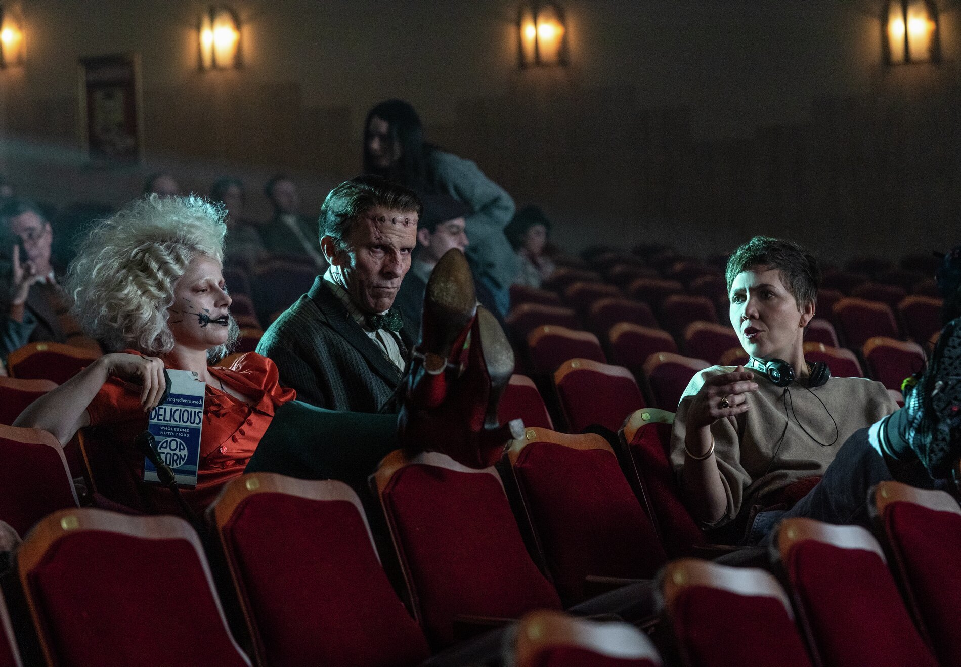 瑪姬葛倫霍（右起）執導的《科學新娘！》由克里斯汀貝爾與潔西伯克利主演。（華納提供）