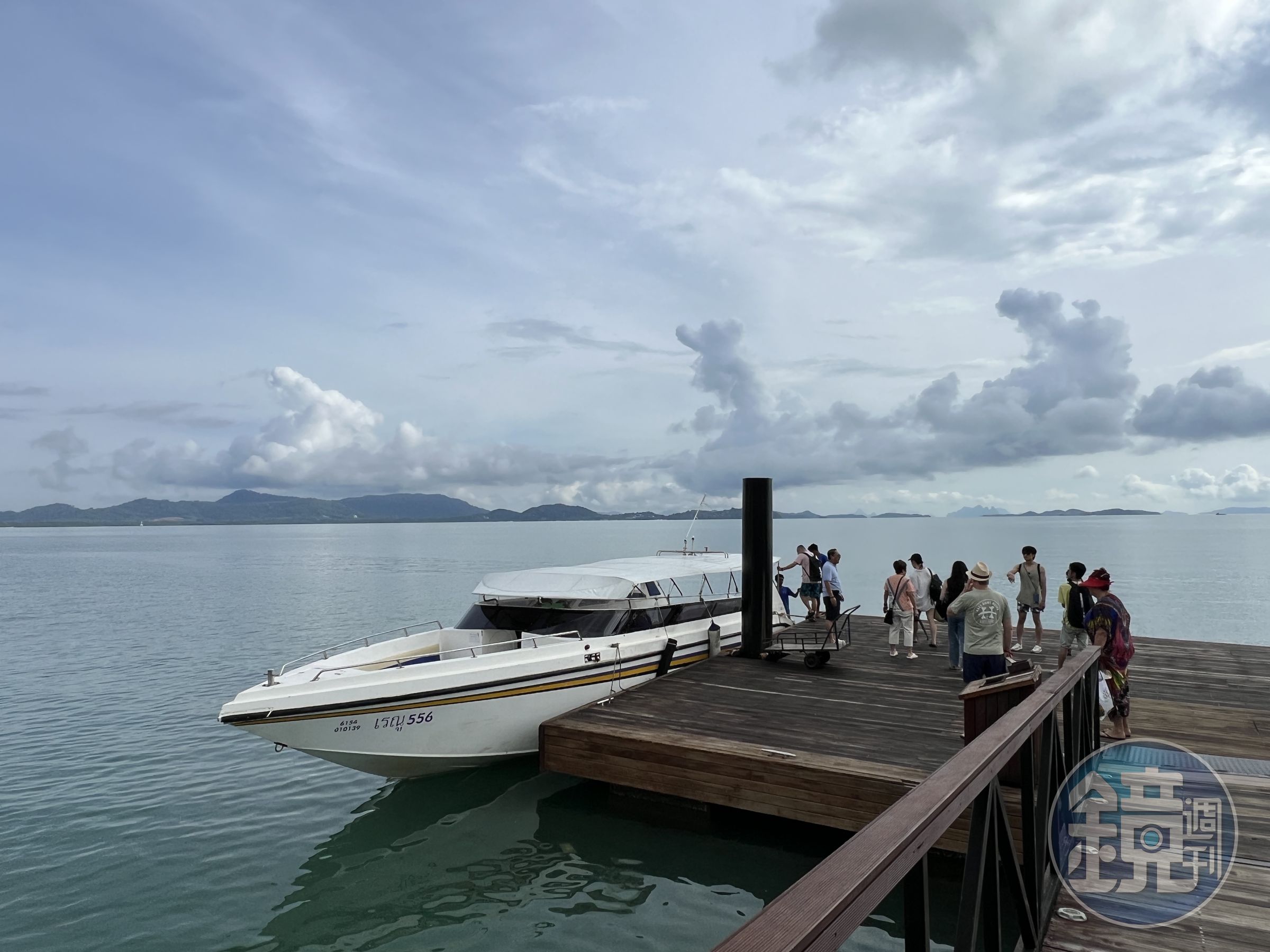 飯店僅提供入住客人普吉島碼頭免費往返接送服務，跳島或出海價格額外計算。