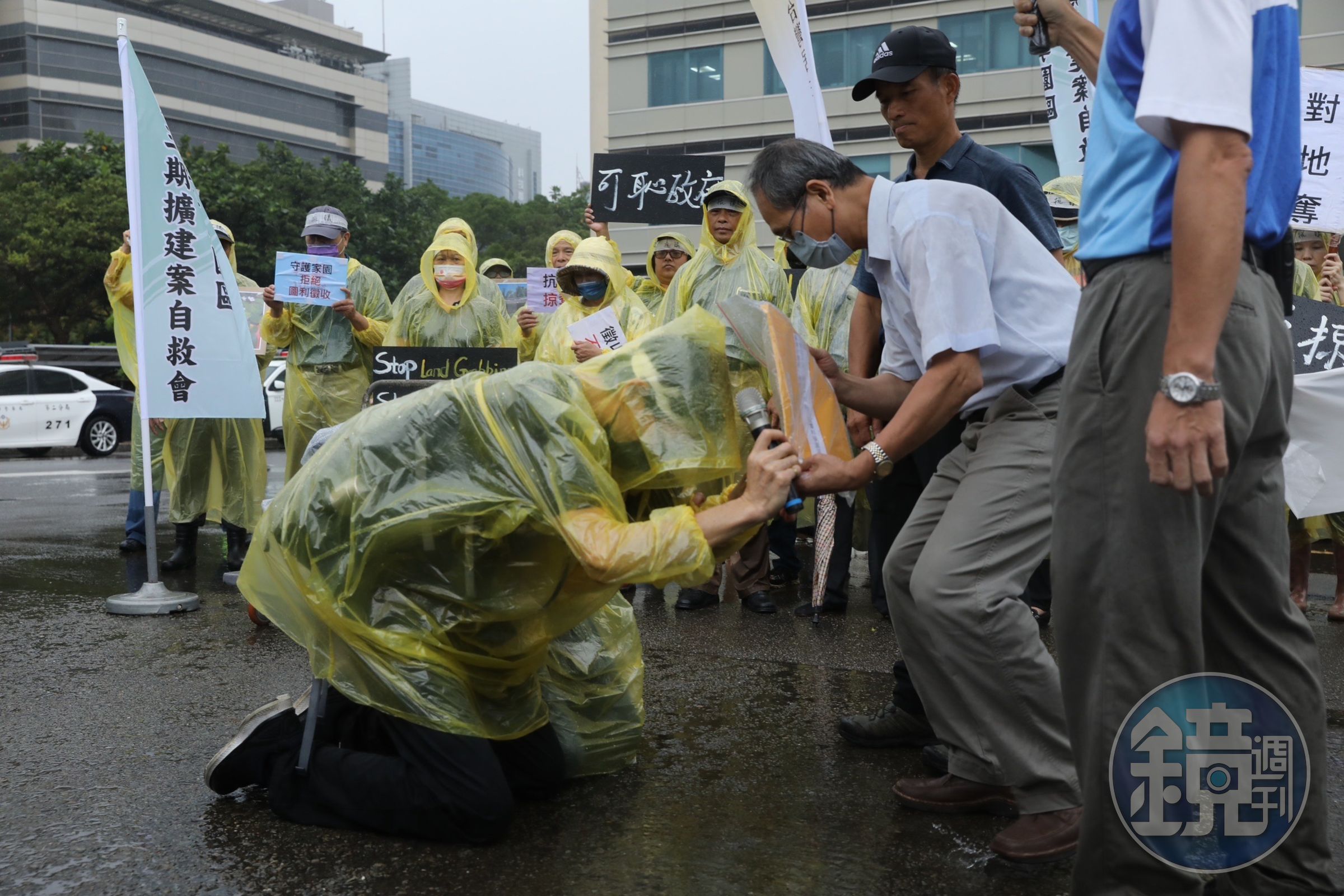 反龍潭科學園區擴建案自救會冒雨在竹科管理局前面陳情。