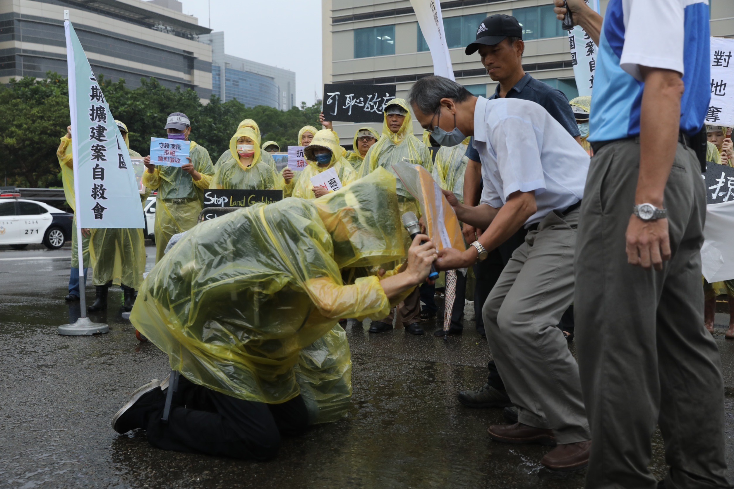 反龍潭科學園區擴建案自救會冒雨在竹科管理局前面陳情。