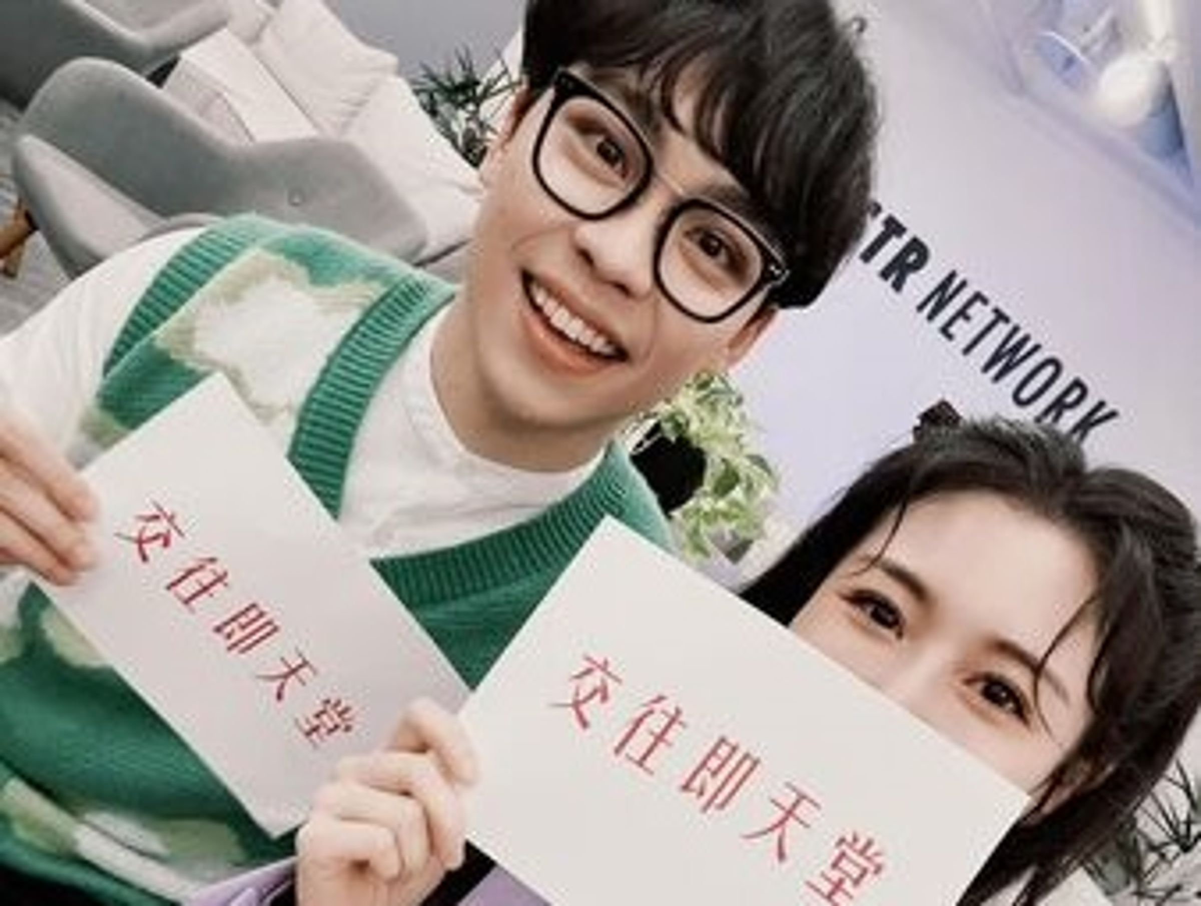 賀瓏4月生日Albee送上祝福疑似宣告兩人交往。(翻攝自社群)