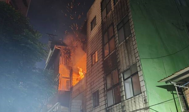 基隆市中山區中山二路1巷的一間3樓民宅今晚傳出火警，邱姓男屋主被救出時已無呼吸心跳（OHCA），緊急送醫搶救不治。（翻攝畫面）