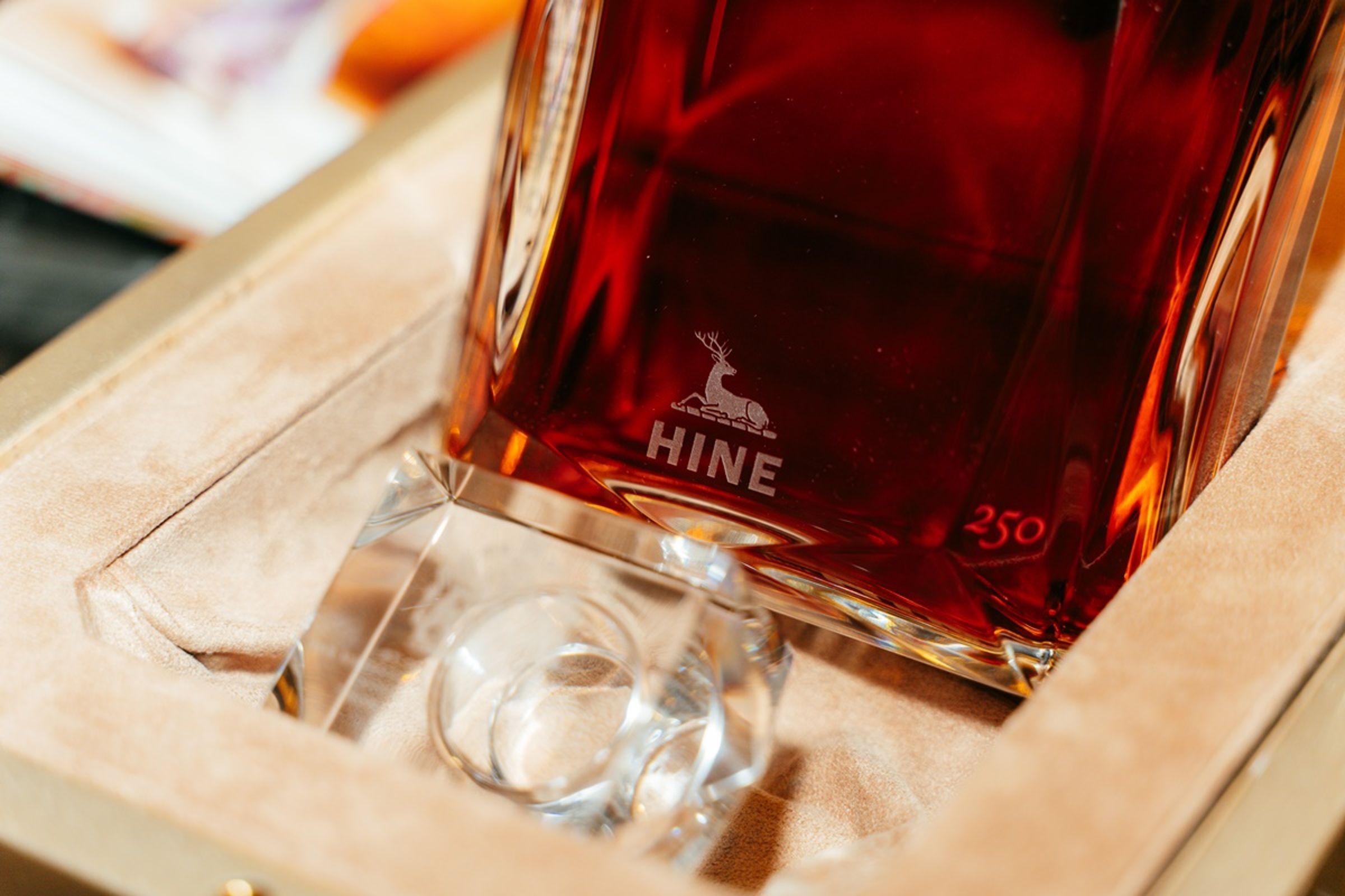 「HINE 御鹿干邑」自1822年起以「鹿」為品牌象徵，據說有從法國望向英國之意。（御鹿干邑提供）