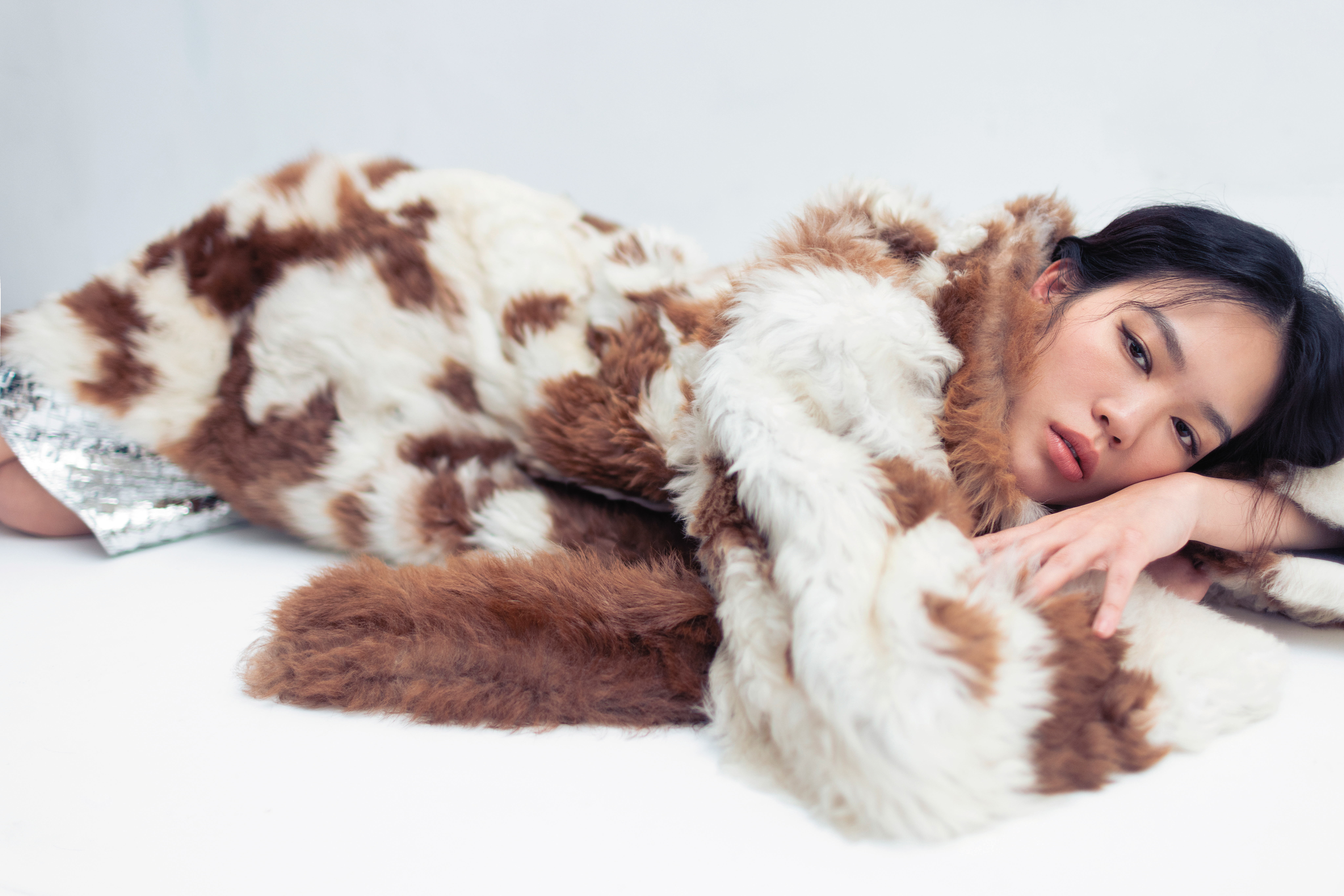 剪羊毛造型大衣 價格店洽 by BOTTEGA VENETA／銀色皮革編織裙 價格店洽 by BOTTEGA VENETA