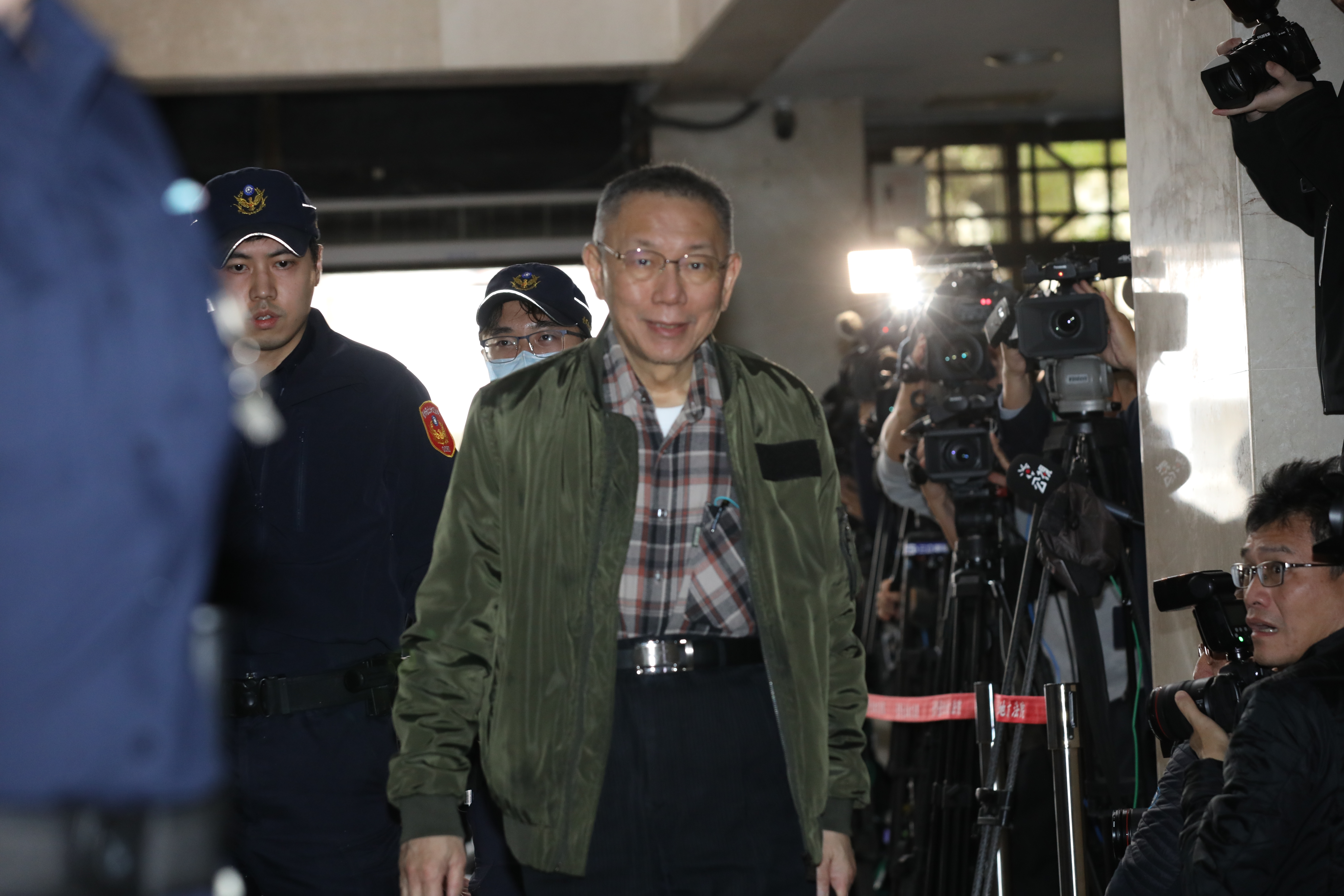 北院2日晚間裁定柯文哲等4被告交保撤銷，圖為柯文哲下午步入北院。