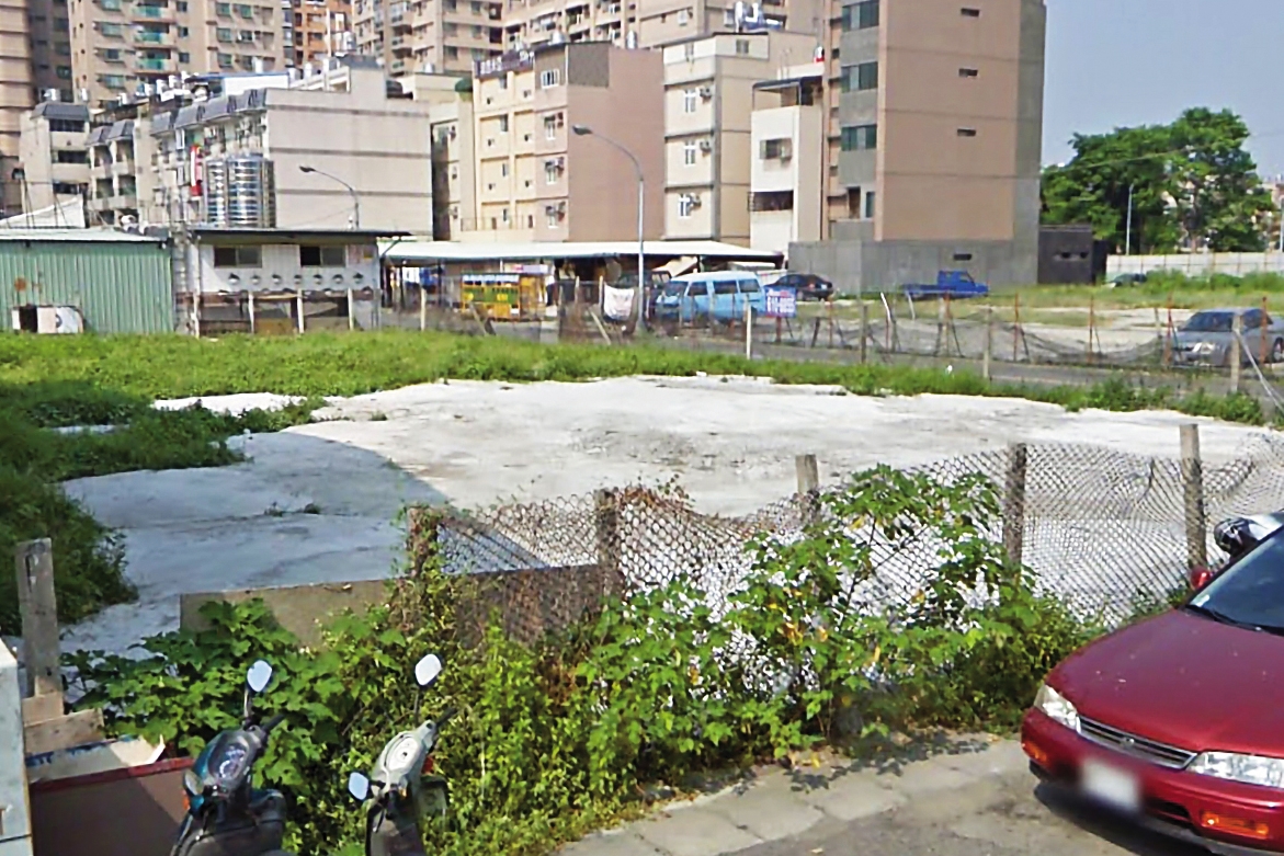 鄭男供稱小舟遭掌摑時，因後腦撞擊路邊石柱昏厥，自己才用機車把他載到公墓棄置。（翻攝Google Maps）