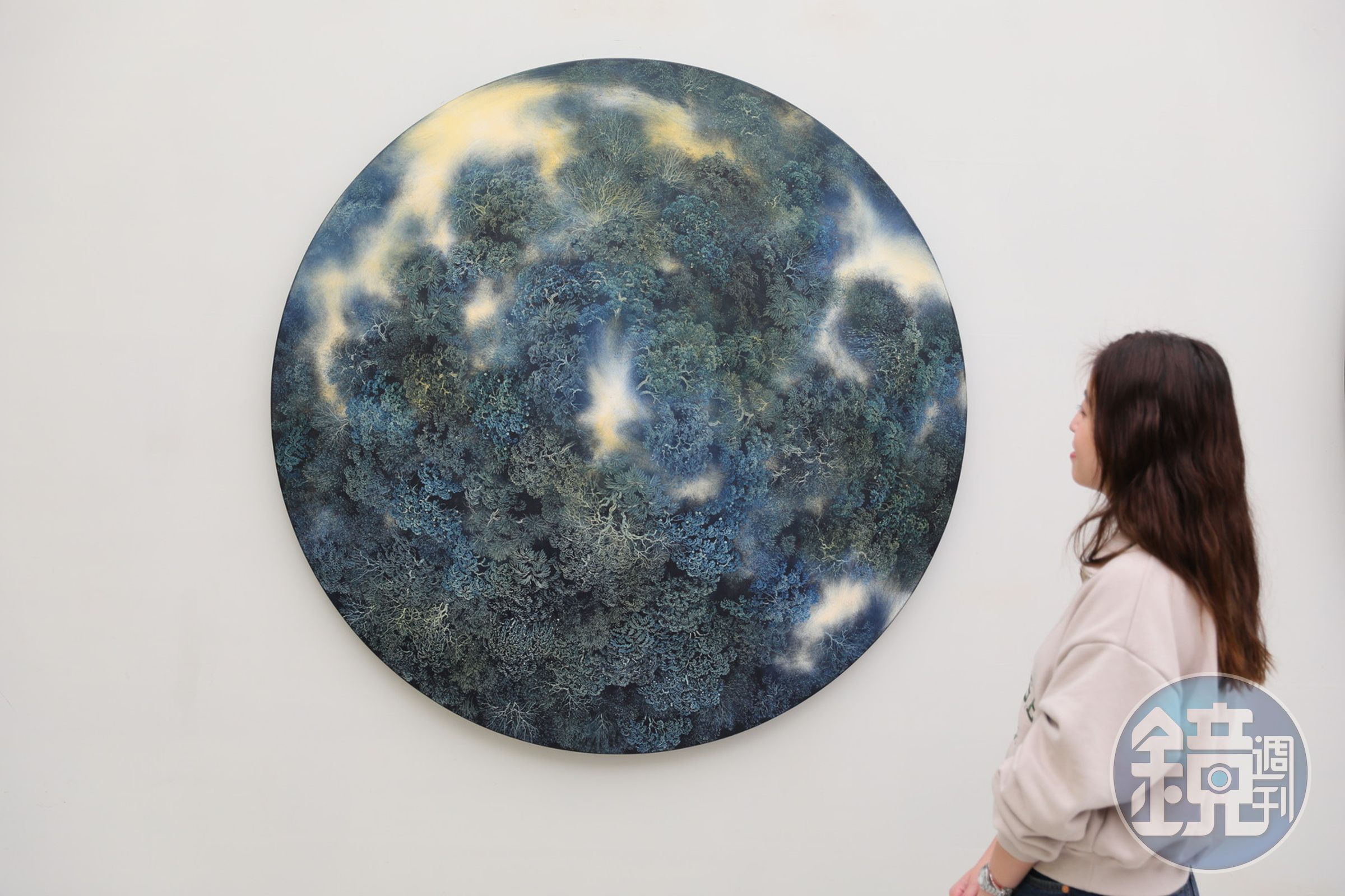 吳冠德的作品大多以大自然為主軸，且從不事先構圖，以「刮畫」作圖，當佇立在畫前，配合他設計緩慢轉動裝置，能感受到畫中的神秘力量。