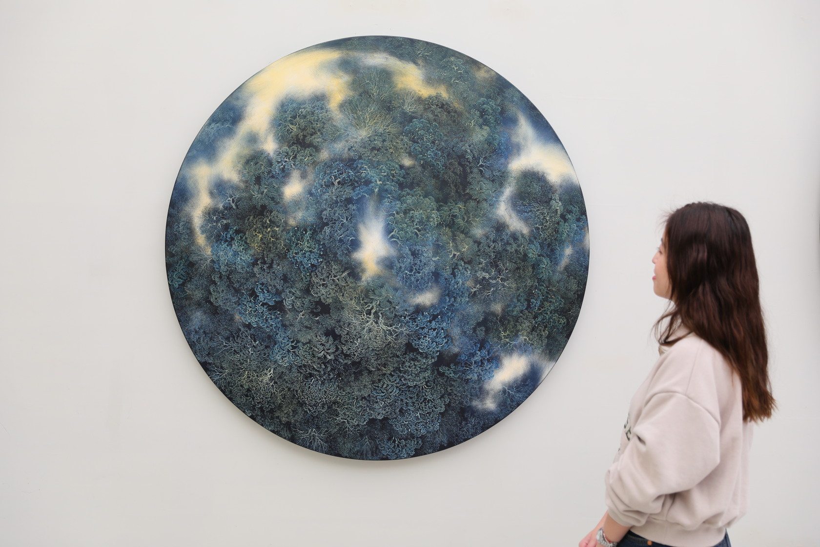 吳冠德的作品大多以大自然為主軸，且從不事先構圖，以「刮畫」作圖，當佇立在畫前，配合他設計緩慢轉動裝置，能感受到畫中的神秘力量。