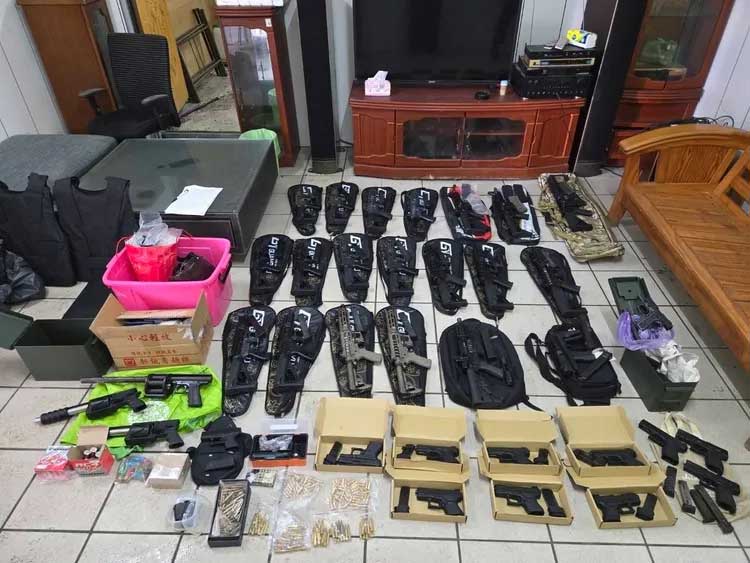 新竹警方在竹北查獲太陽會軍火庫，道上盛傳是為了和三環幫火拚爭奪地盤所做的準備。（新竹縣警局提供）