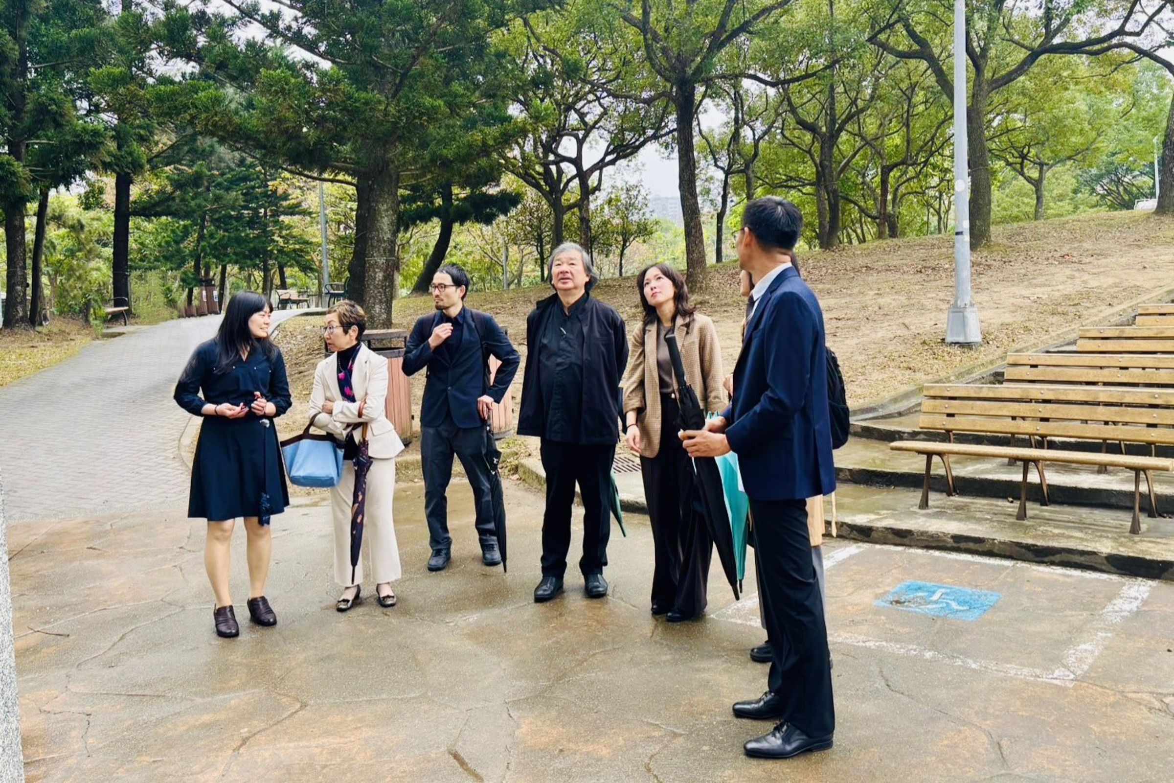 日本普利茲克獎建築大師坂 茂與基金會團隊現勘基地,了解園區周邊環境與動線。(圖/大安森林公園之友基金會提供)