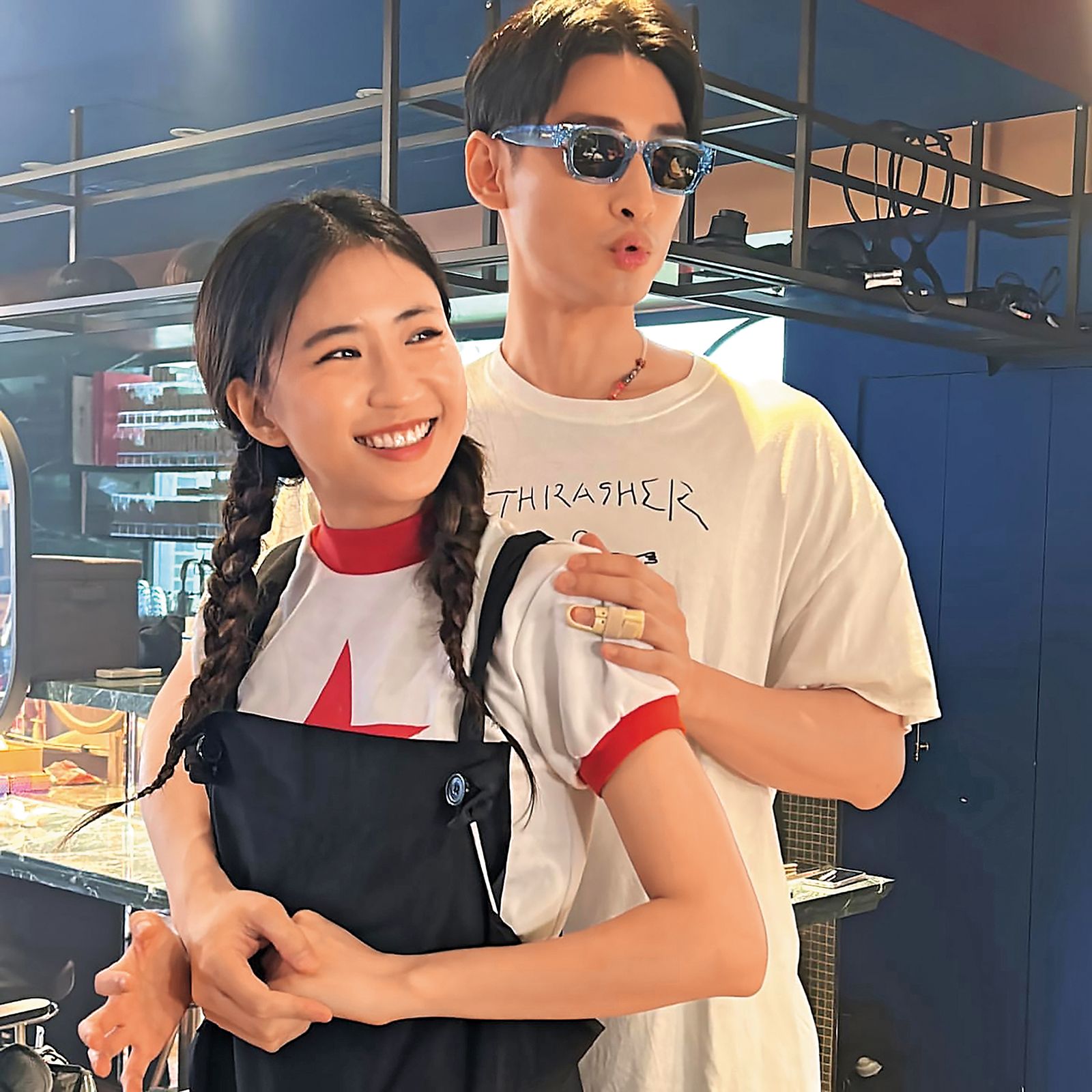 9m88(左)拍MV為了早點收工,對手戲時卯起來緊貼著章廣辰(右),呈現浪漫畫面。(翻攝自9m88 IG)