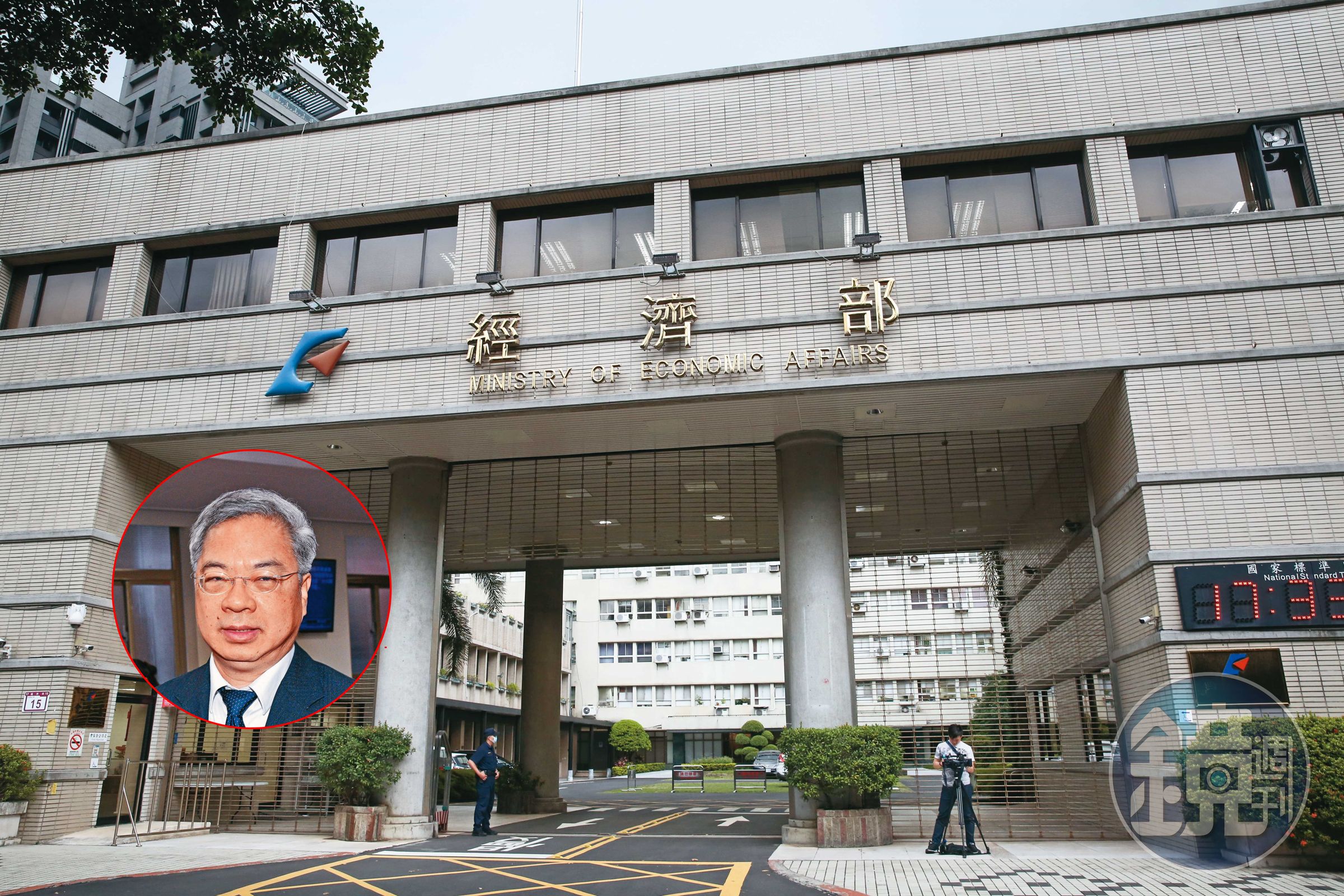 若使用中的打卡系統因中國製零組件造成個資外洩,包括經濟部長龔明鑫(左圖)在內的財經官員恐都已遭對岸鎖定。